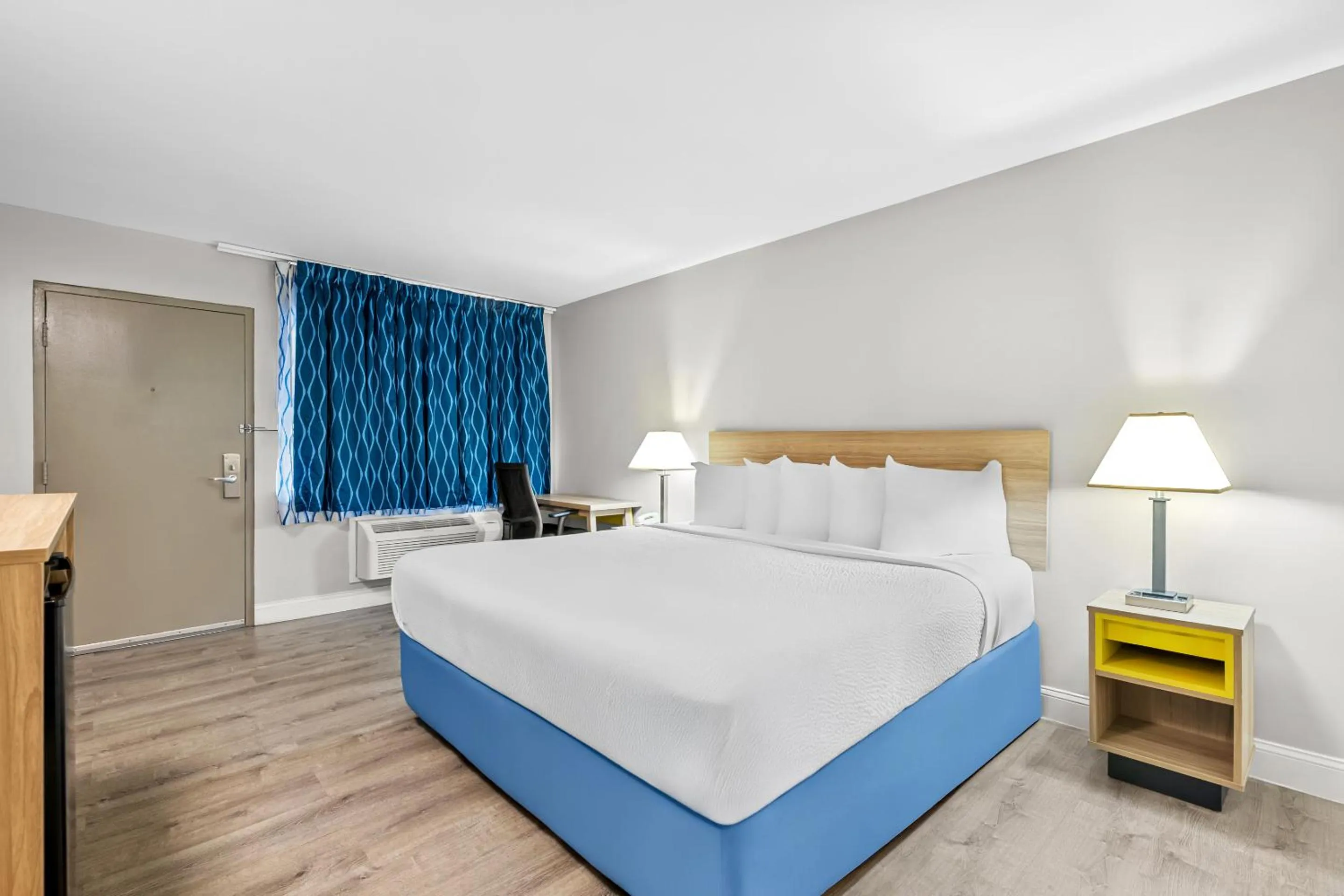 Bedroom, Bed in Days Inn by Wyndham Chesapeake