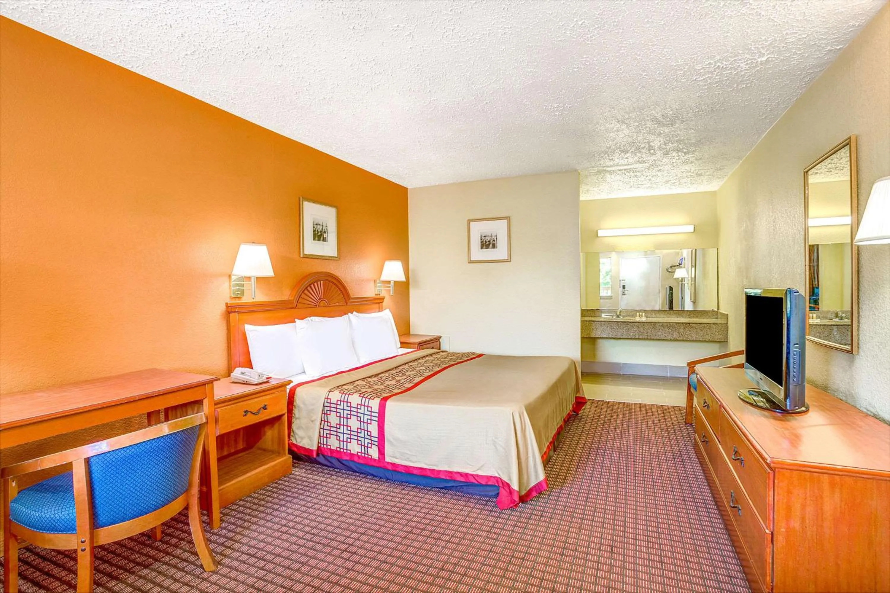 Photo of the whole room, Bed in Days Inn by Wyndham Chesapeake