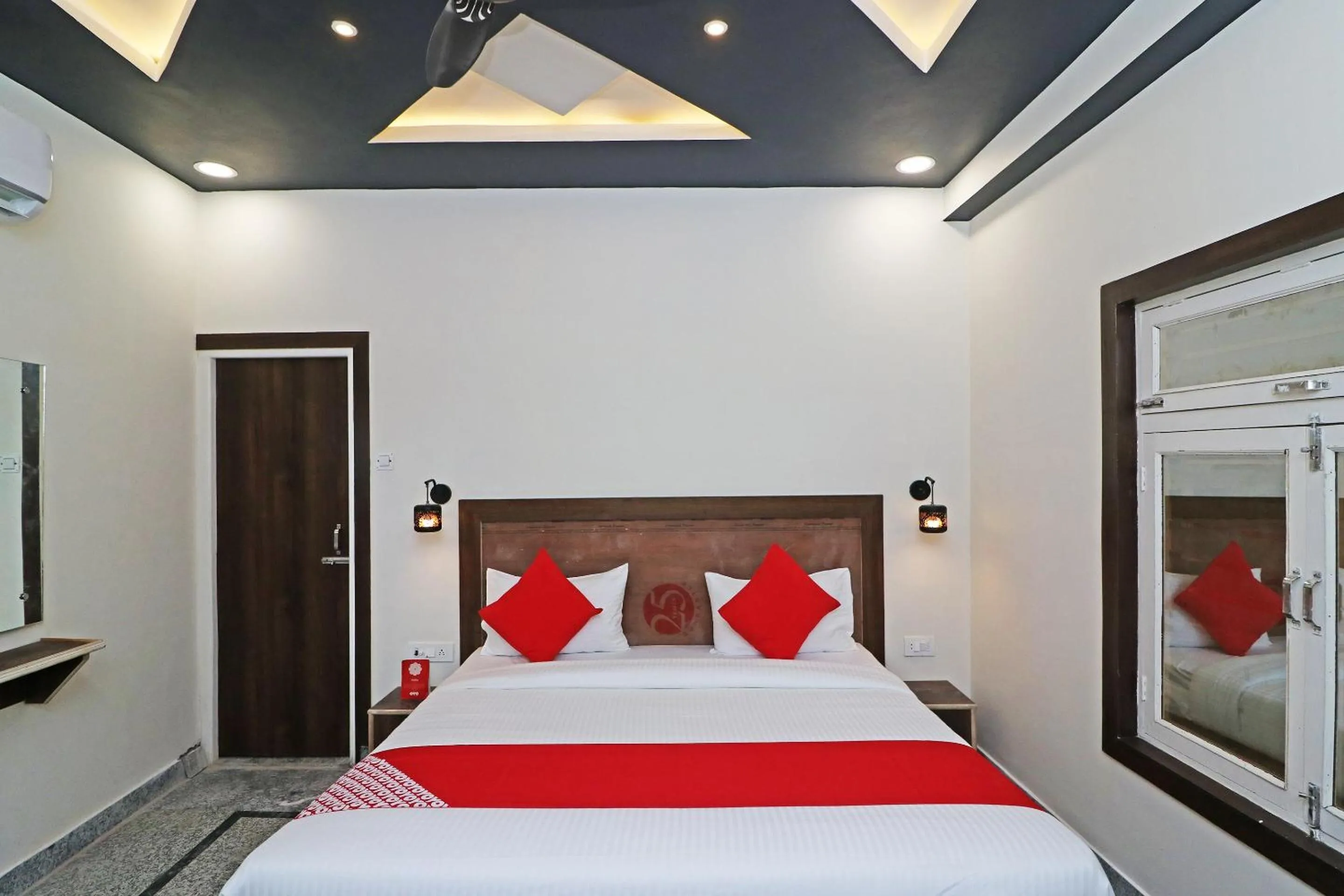 HOTEL O 03 TOWN HOUSE Shaheed Captain Shubham Gupta metro station