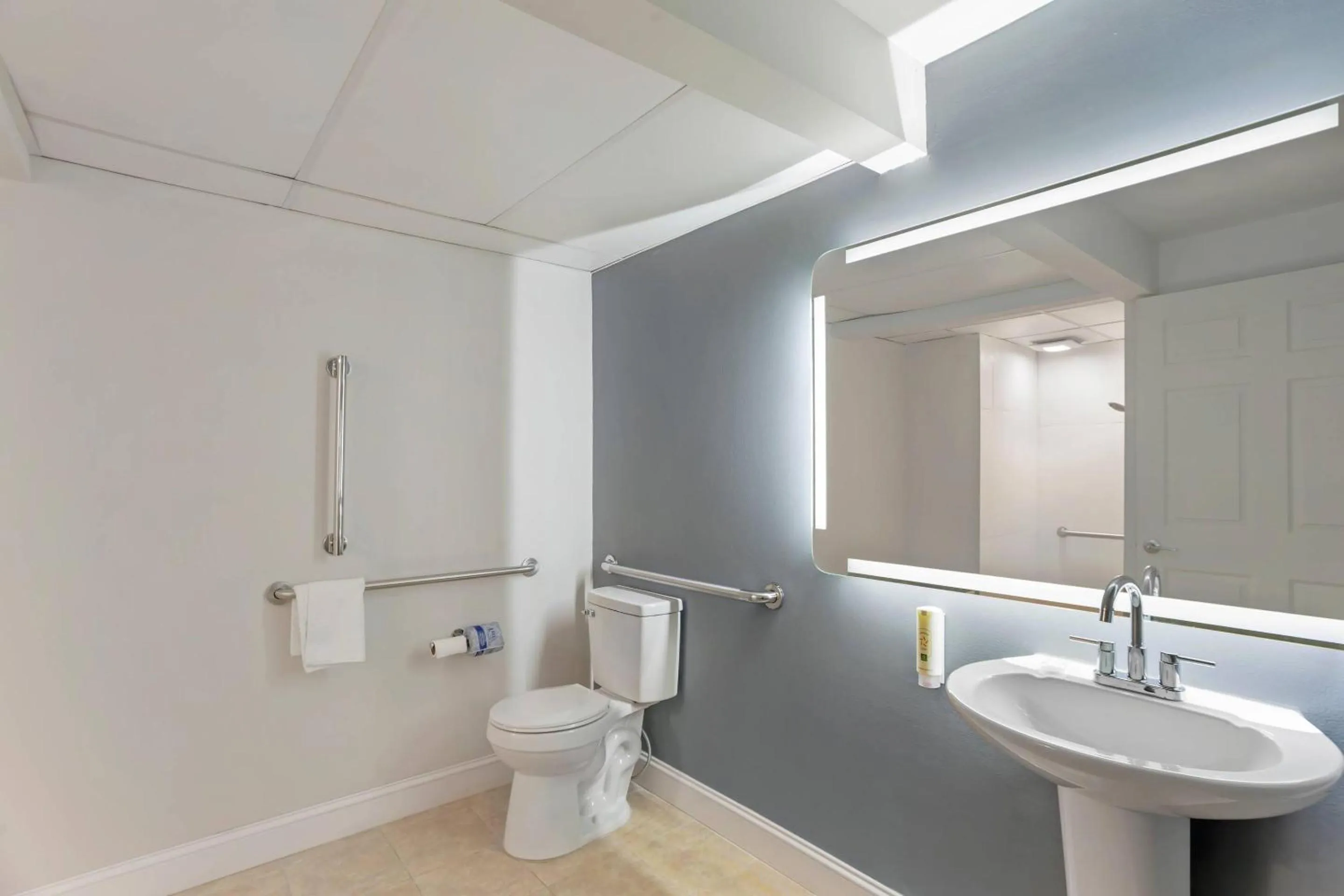 Bedroom in Quality Inn Smoketown - Lancaster Area