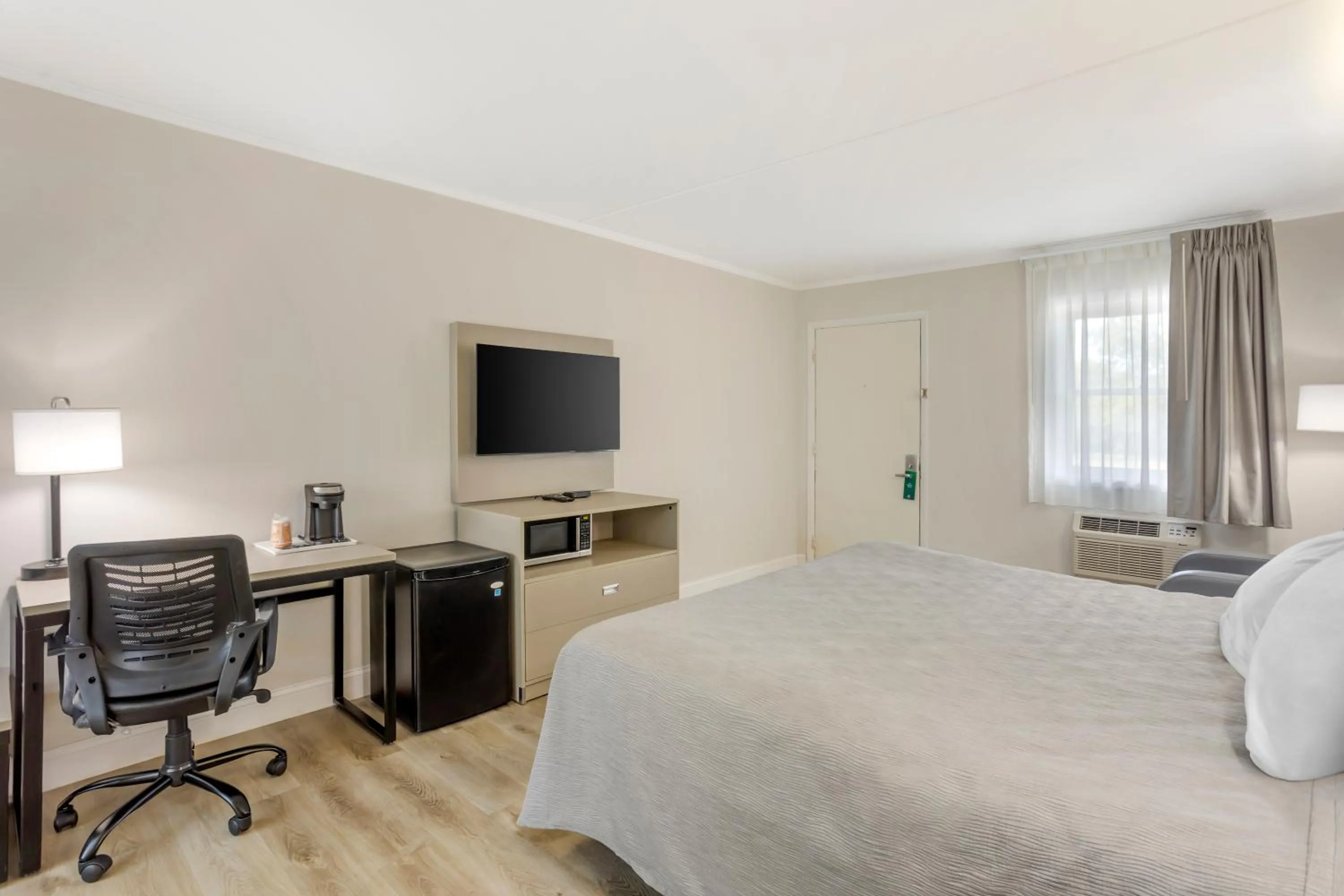 Bedroom, Bed in Quality Inn Smoketown - Lancaster Area