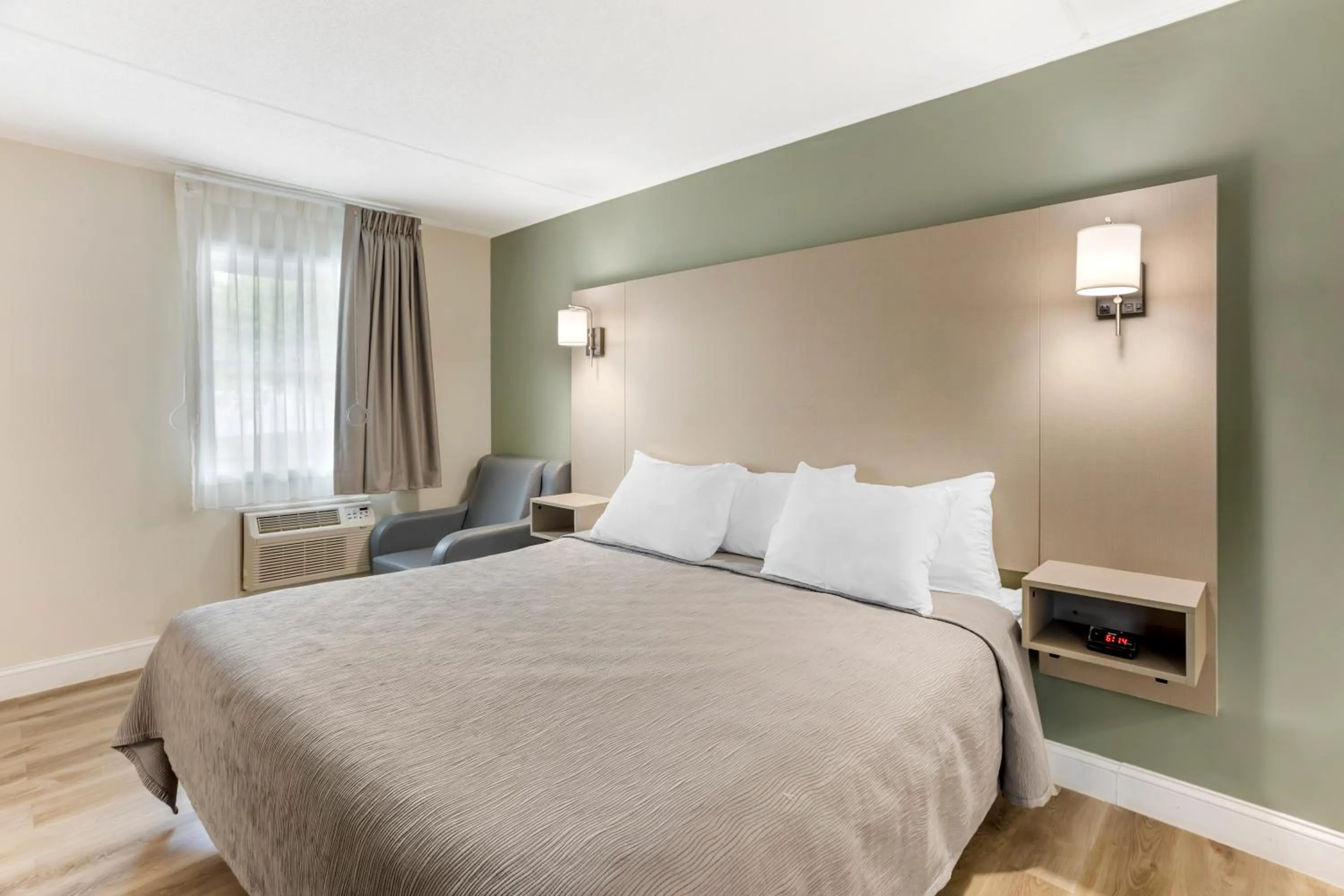 Bedroom, Bed in Quality Inn Smoketown - Lancaster Area