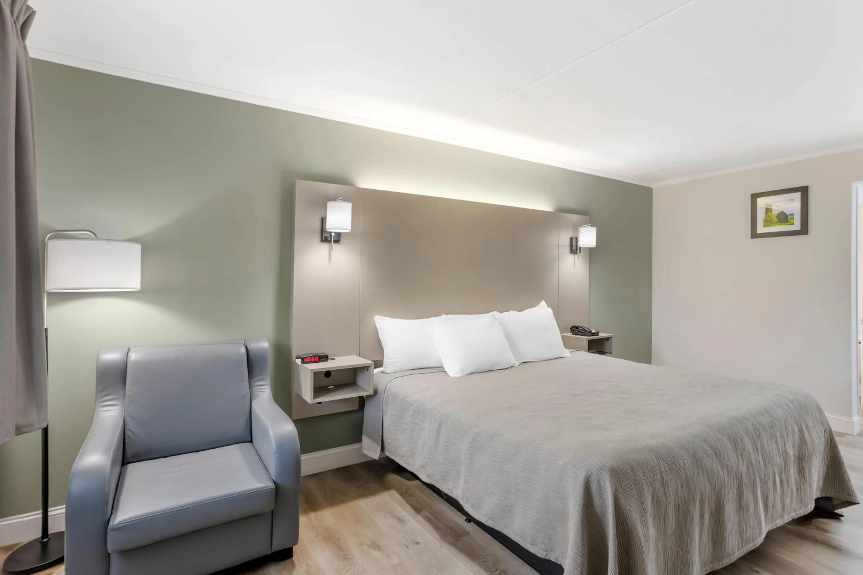 Bedroom, Bed in Quality Inn Smoketown - Lancaster Area