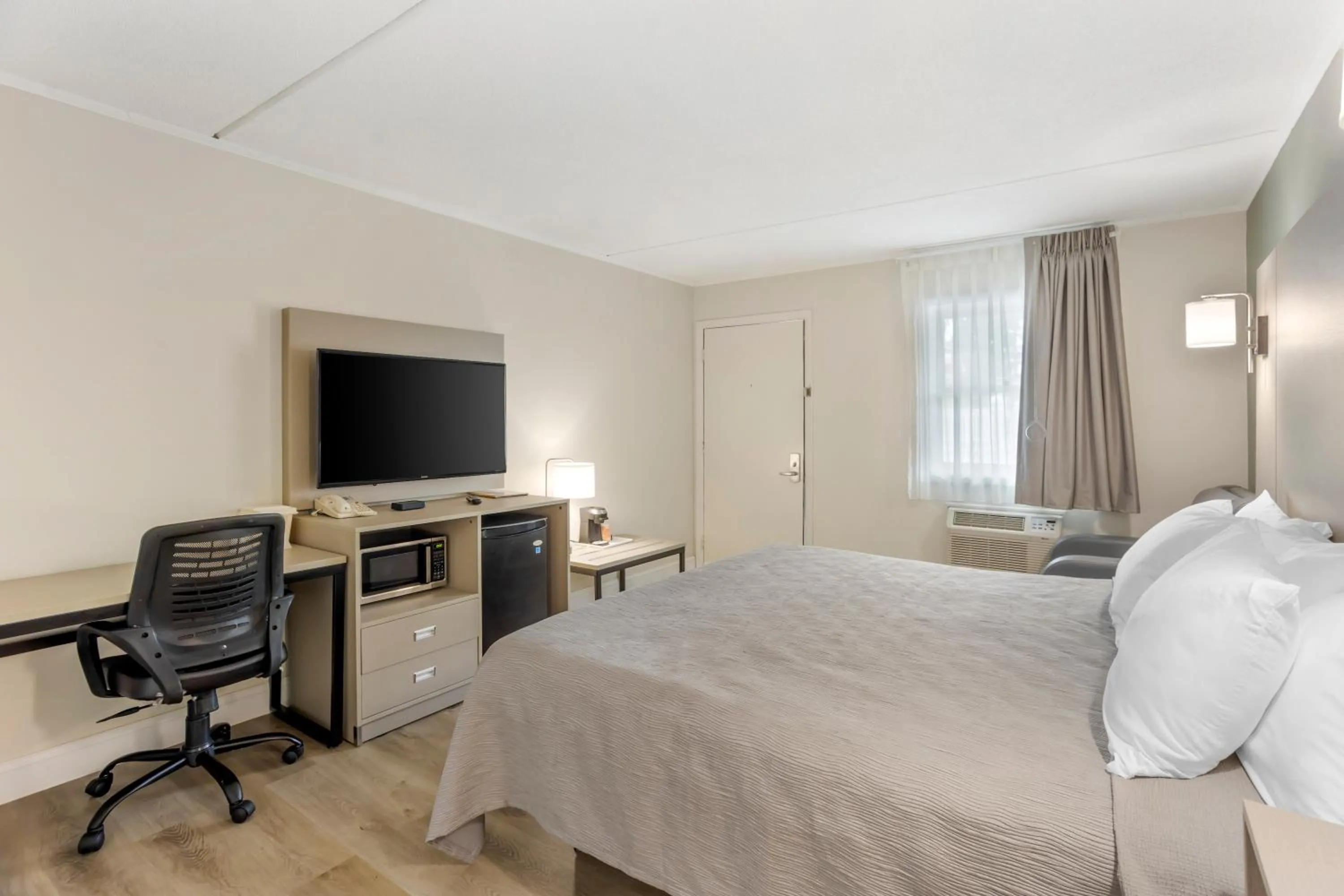 Bedroom, Bed in Quality Inn Smoketown - Lancaster Area