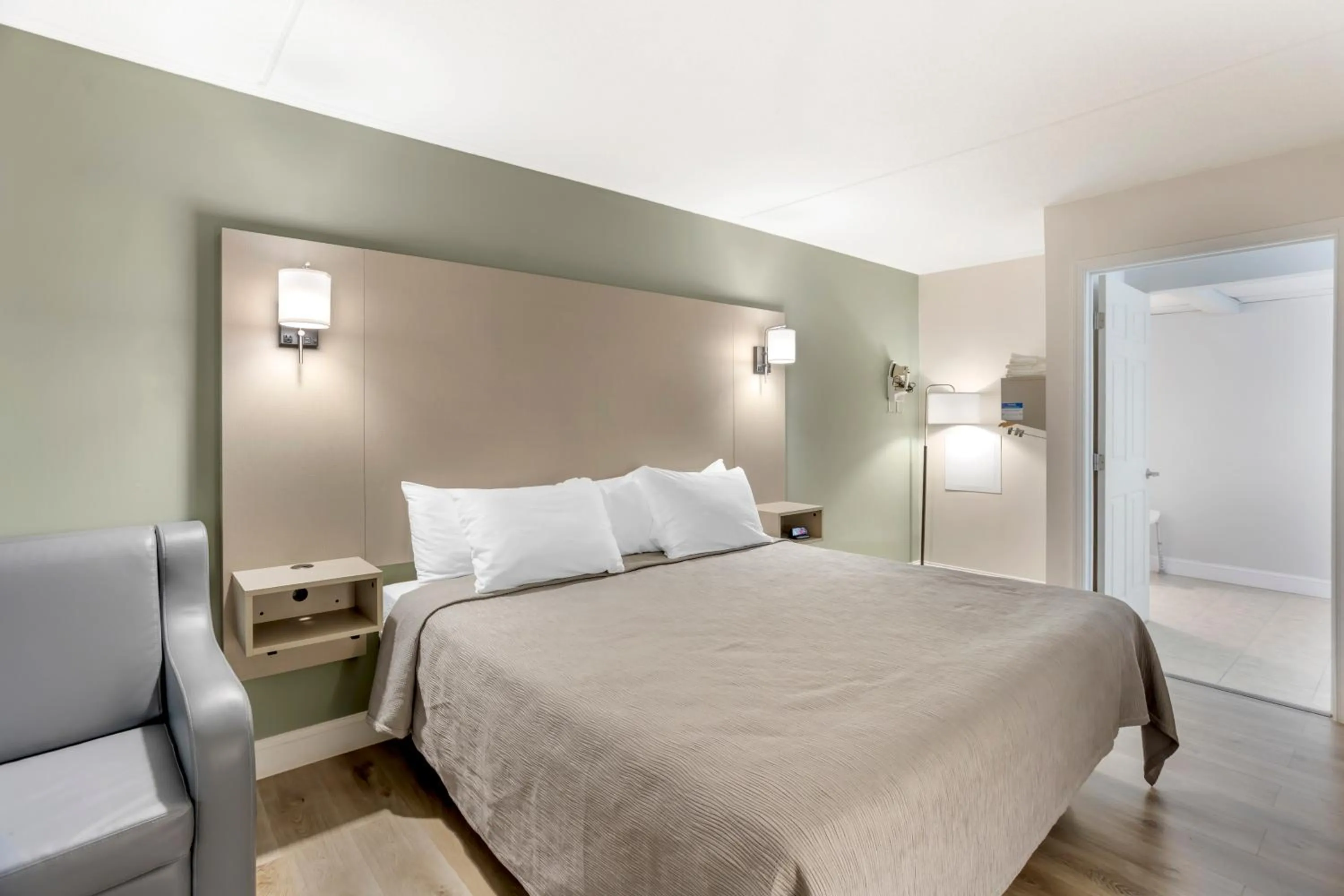 Bedroom, Bed in Quality Inn Smoketown - Lancaster Area