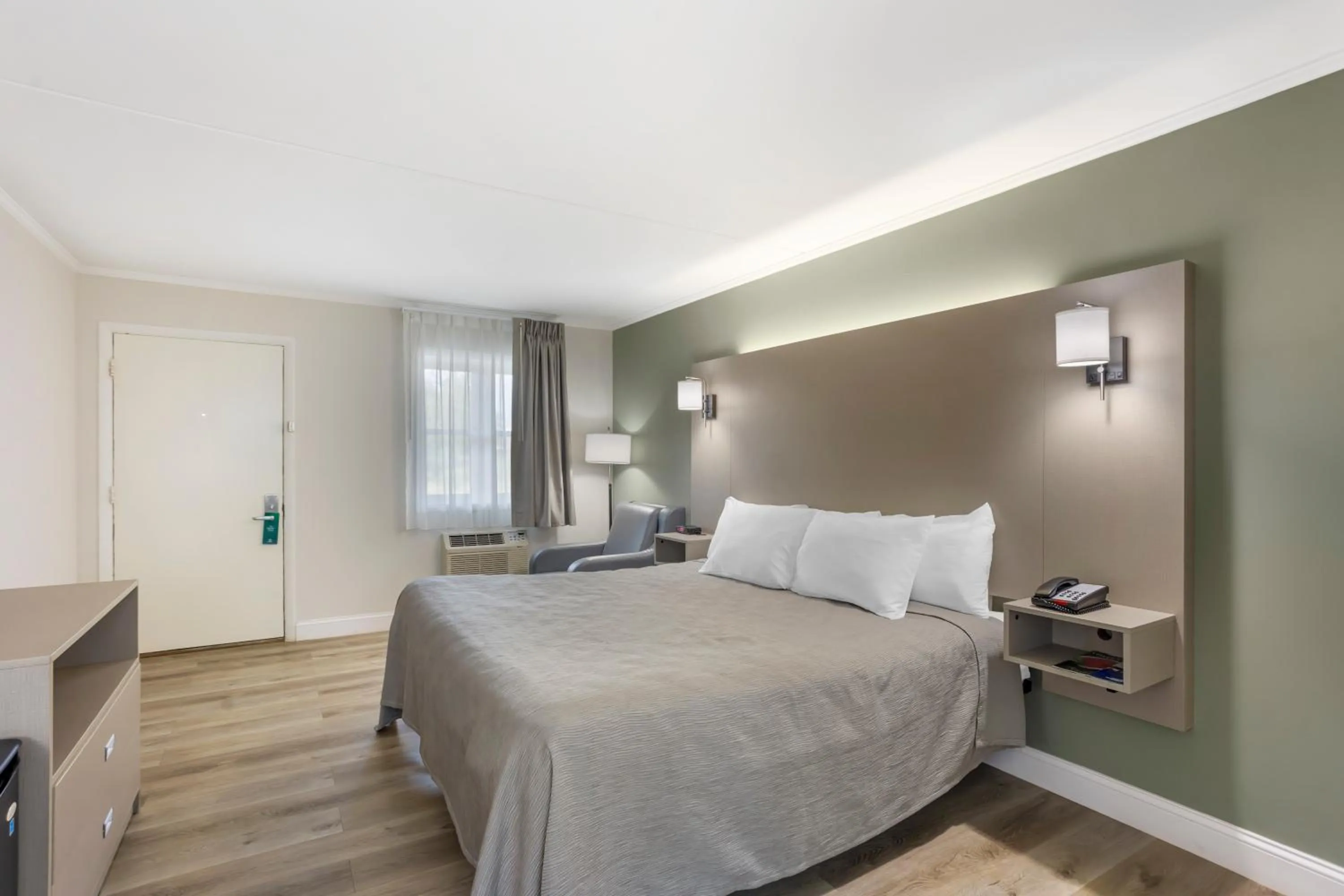 Bedroom, Bed in Quality Inn Smoketown - Lancaster Area