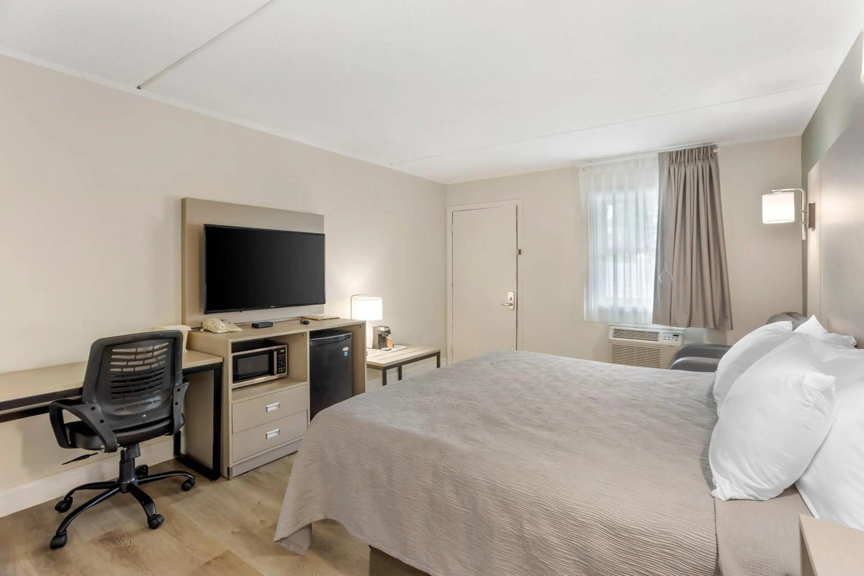 Bedroom, Bed in Quality Inn Smoketown - Lancaster Area