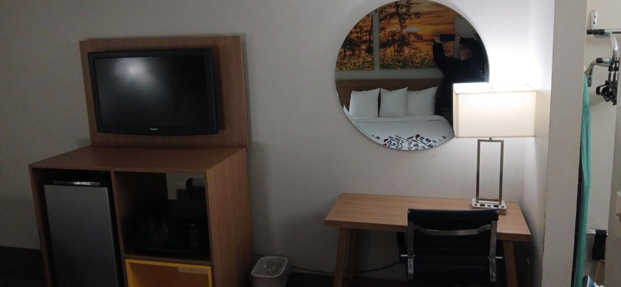 Photo of the whole room in Red Roof Inn Leeds