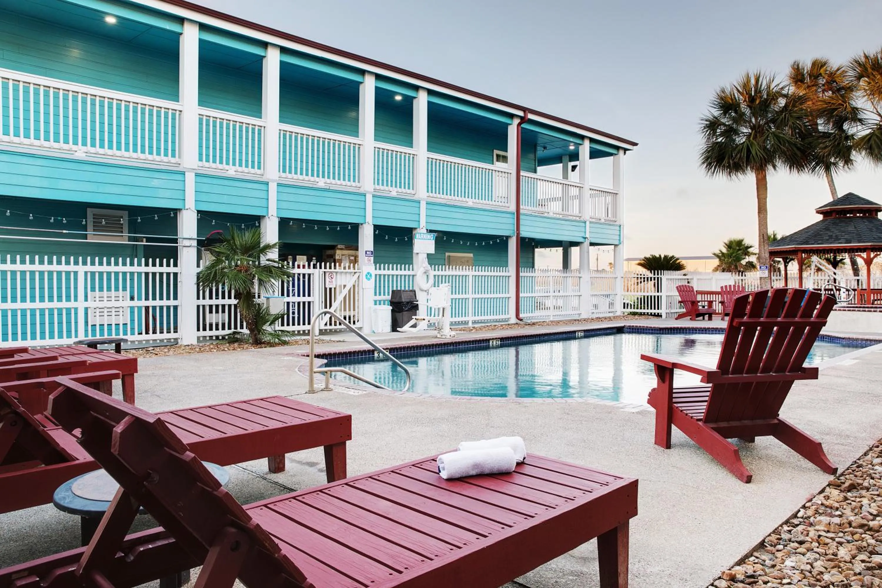 Swimming pool in Plantation Suites and Conference Center