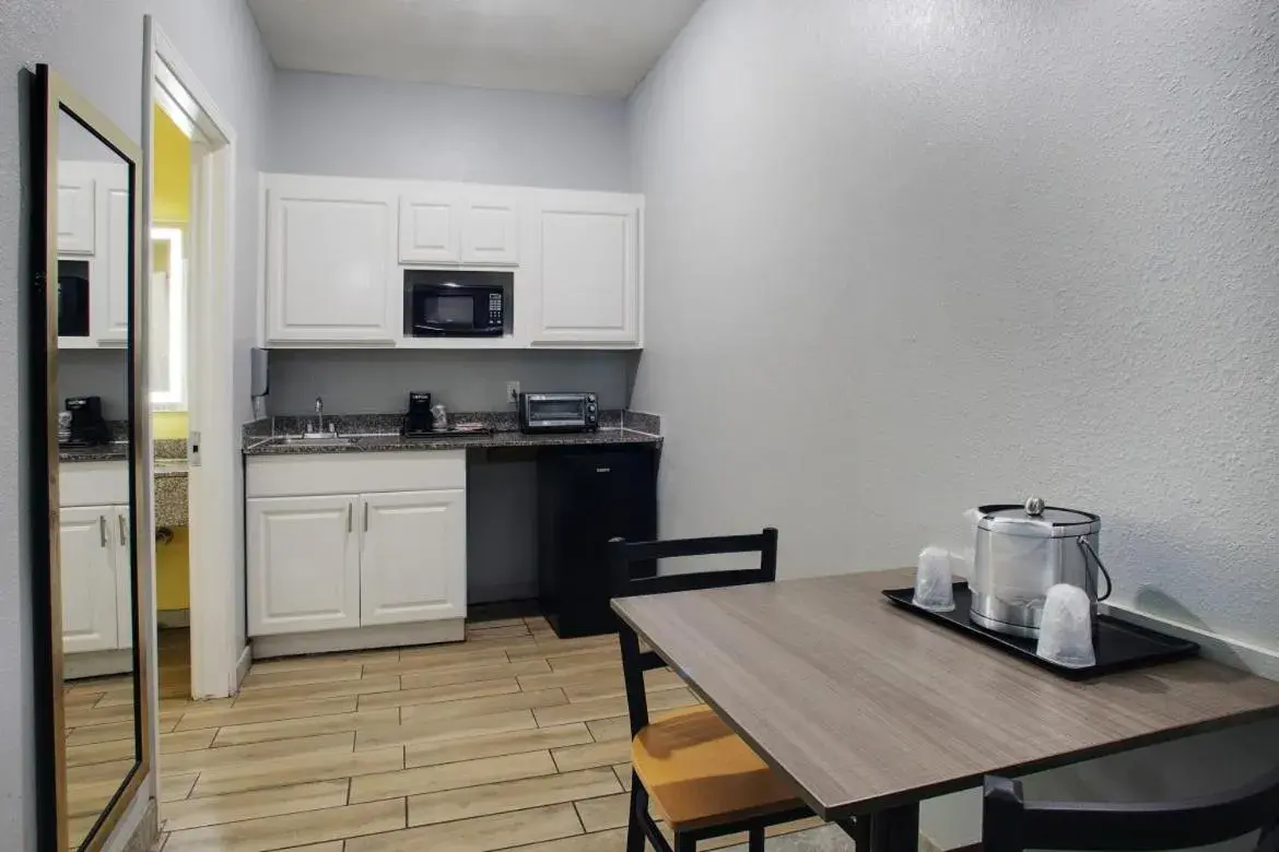 2 Queen Deluxe Suite - 1st Floor in Plantation Suites and Conference Center 2 Queen Deluxe Suite - 1st Floor in Plantation Suites and Conference Center