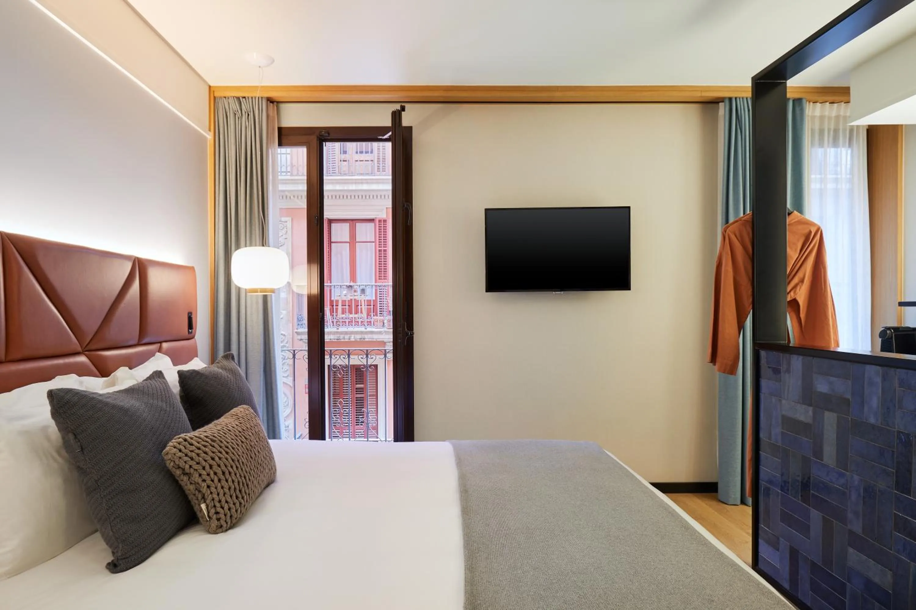 TV and multimedia, Bed in Kimpton Vividora Hotel by IHG