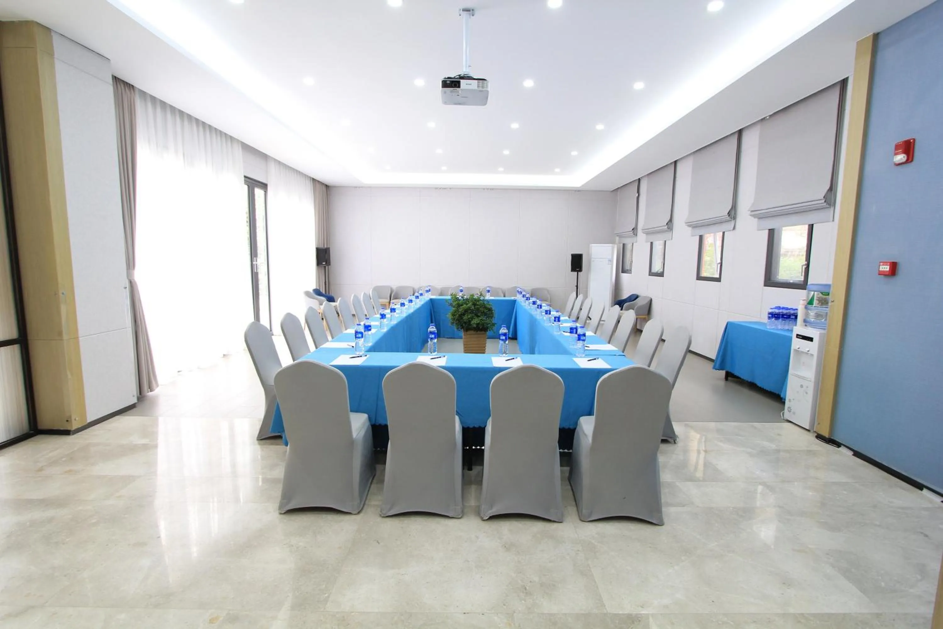 Meeting/conference room in Holiday Inn Express Kunming West by IHG