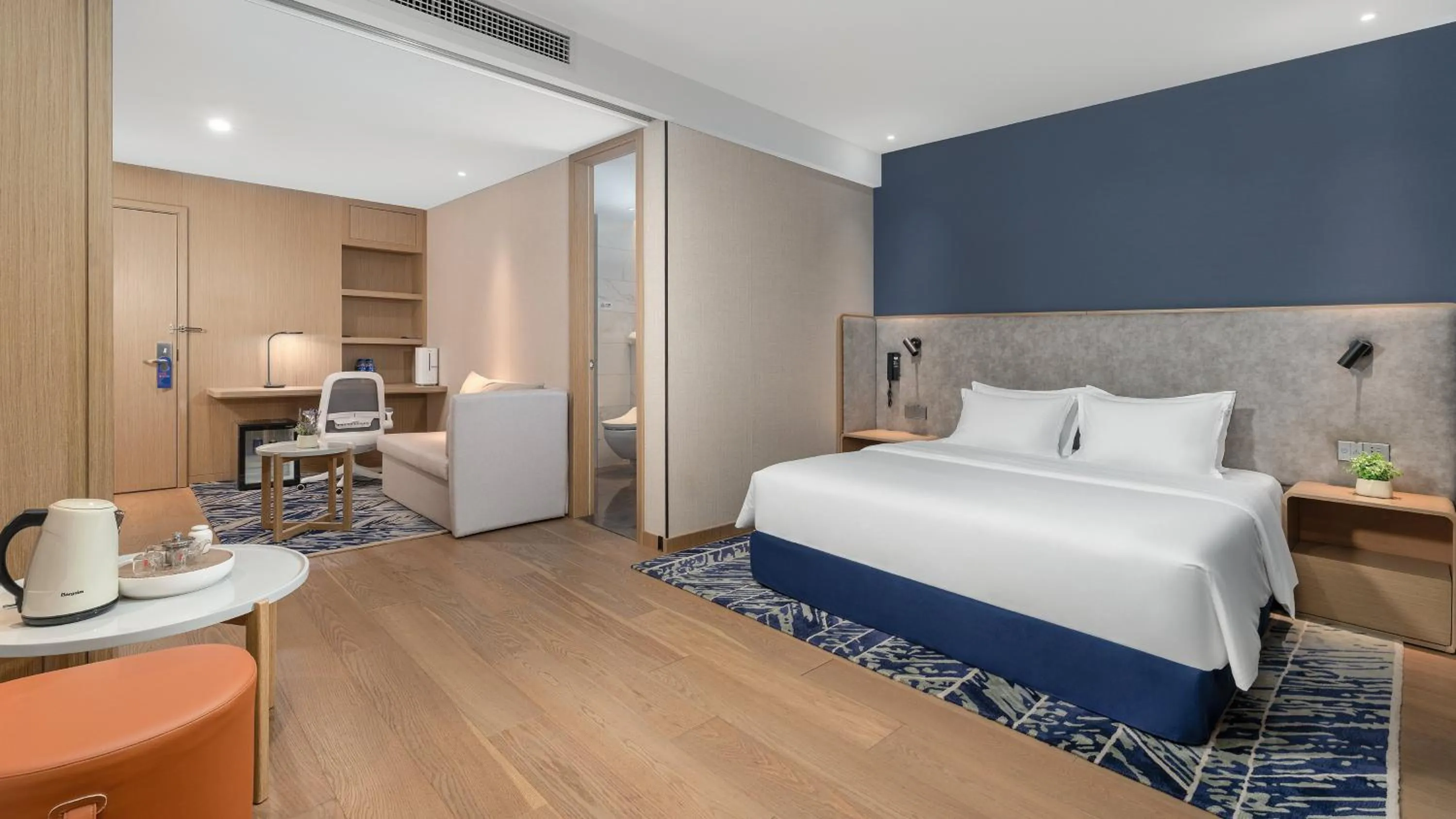 Photo of the whole room, Bed in Holiday Inn Express Kunming West by IHG