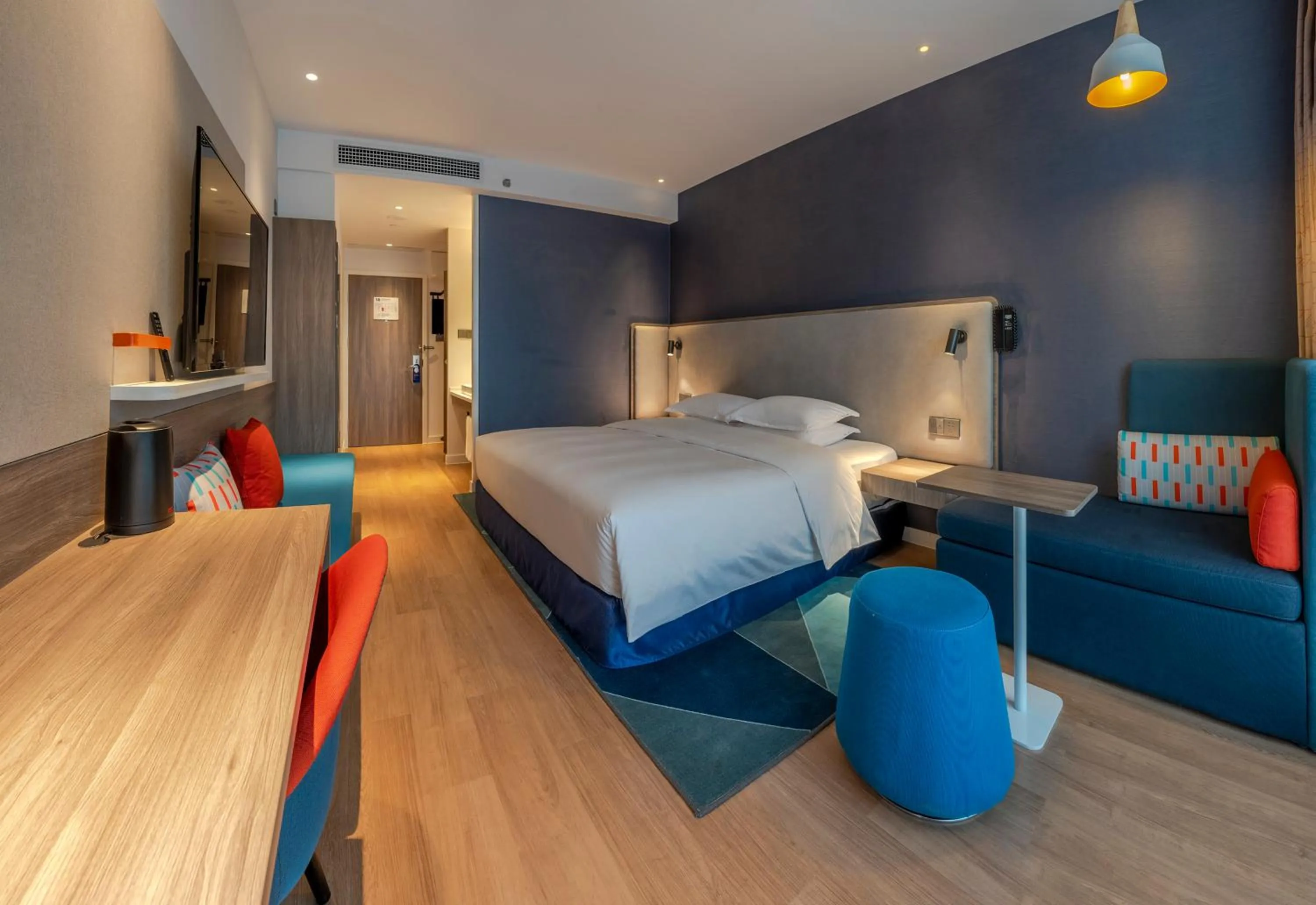 Photo of the whole room, Bed in Holiday Inn Express Kunming West by IHG