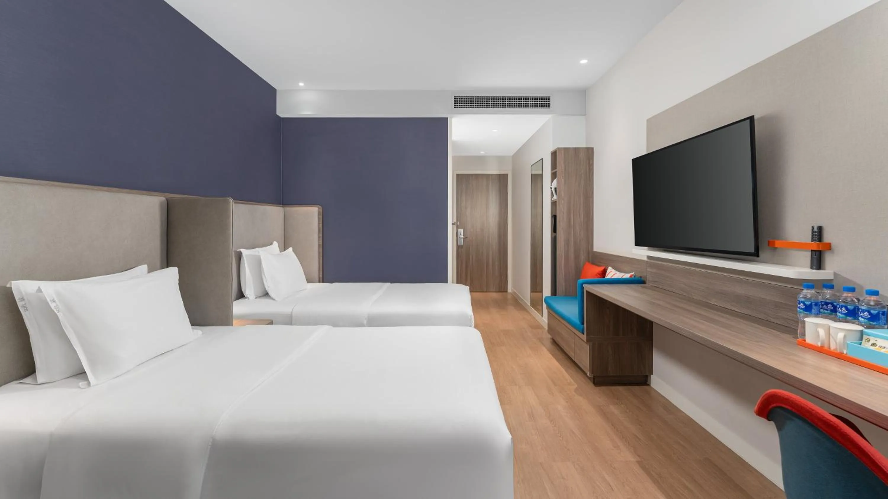 Photo of the whole room, Bed in Holiday Inn Express Kunming West by IHG