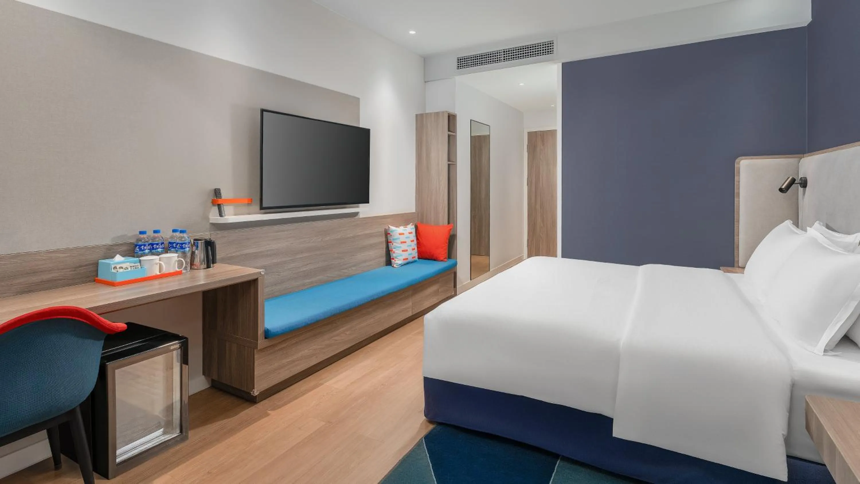 Photo of the whole room, Bed in Holiday Inn Express Kunming West by IHG