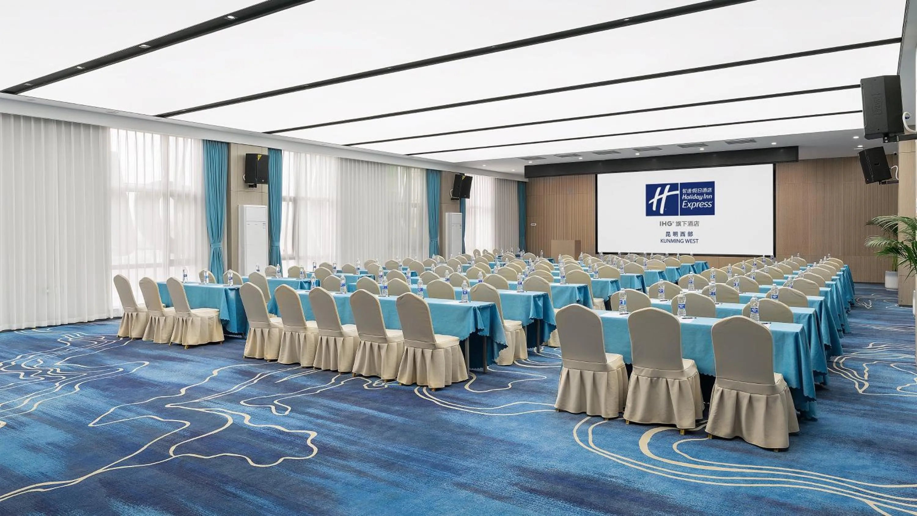 Meeting/conference room in Holiday Inn Express Kunming West by IHG