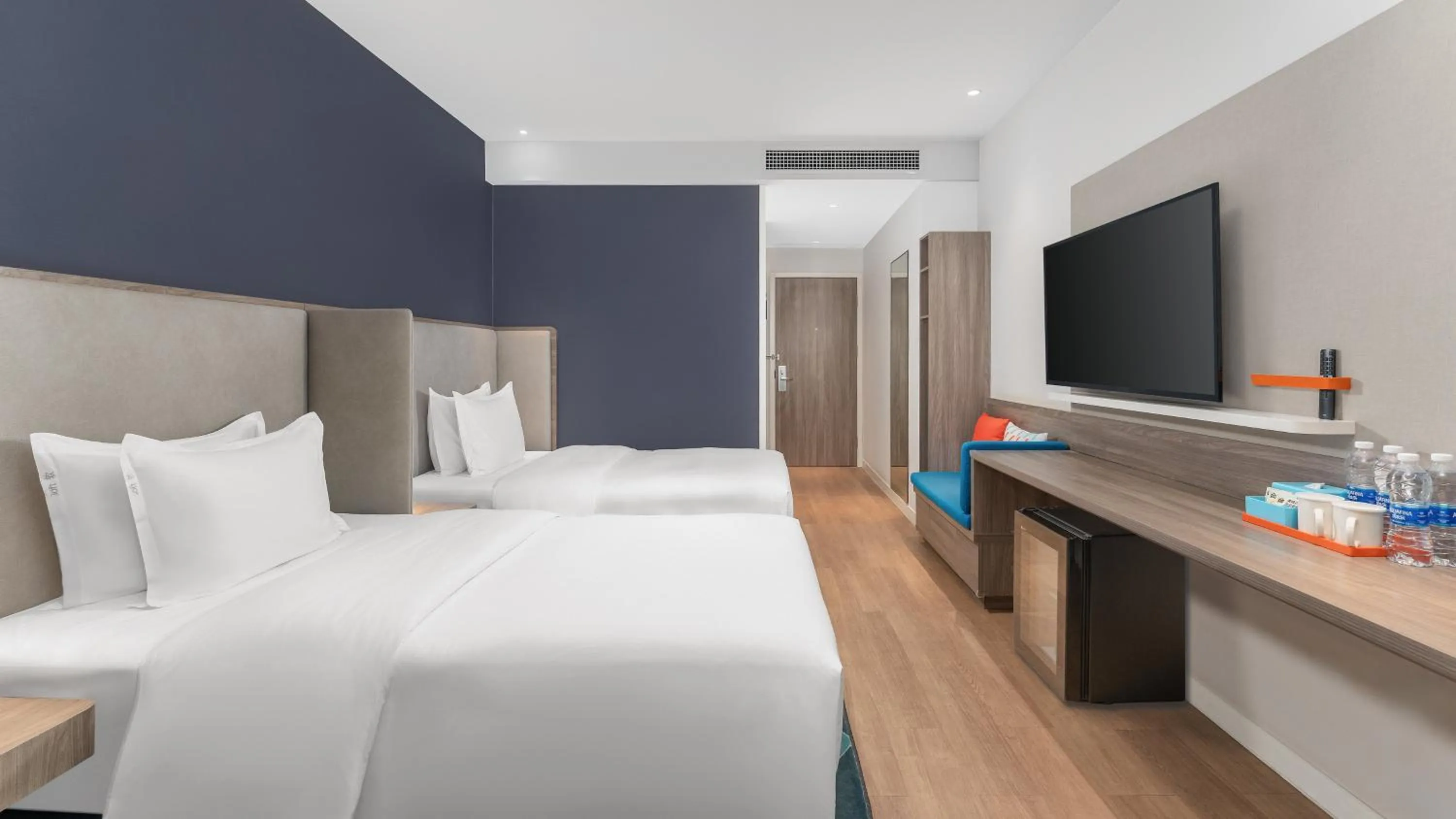 Photo of the whole room, Bed in Holiday Inn Express Kunming West by IHG