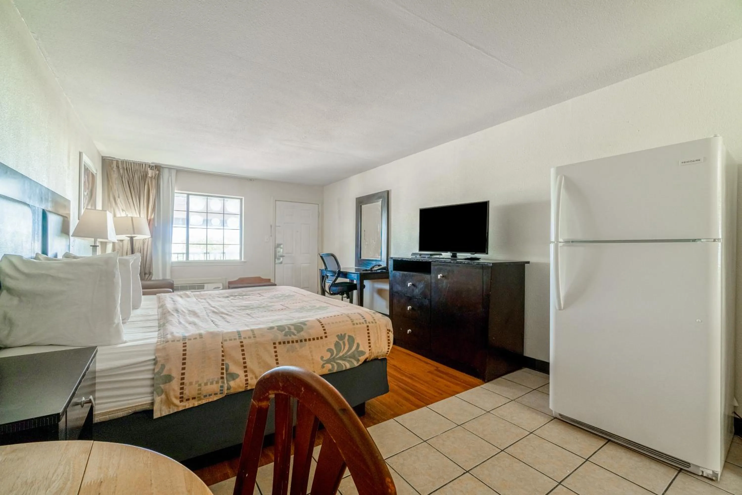 Evening entertainment, Bed in Executive Inn Port Lavaca by OYO