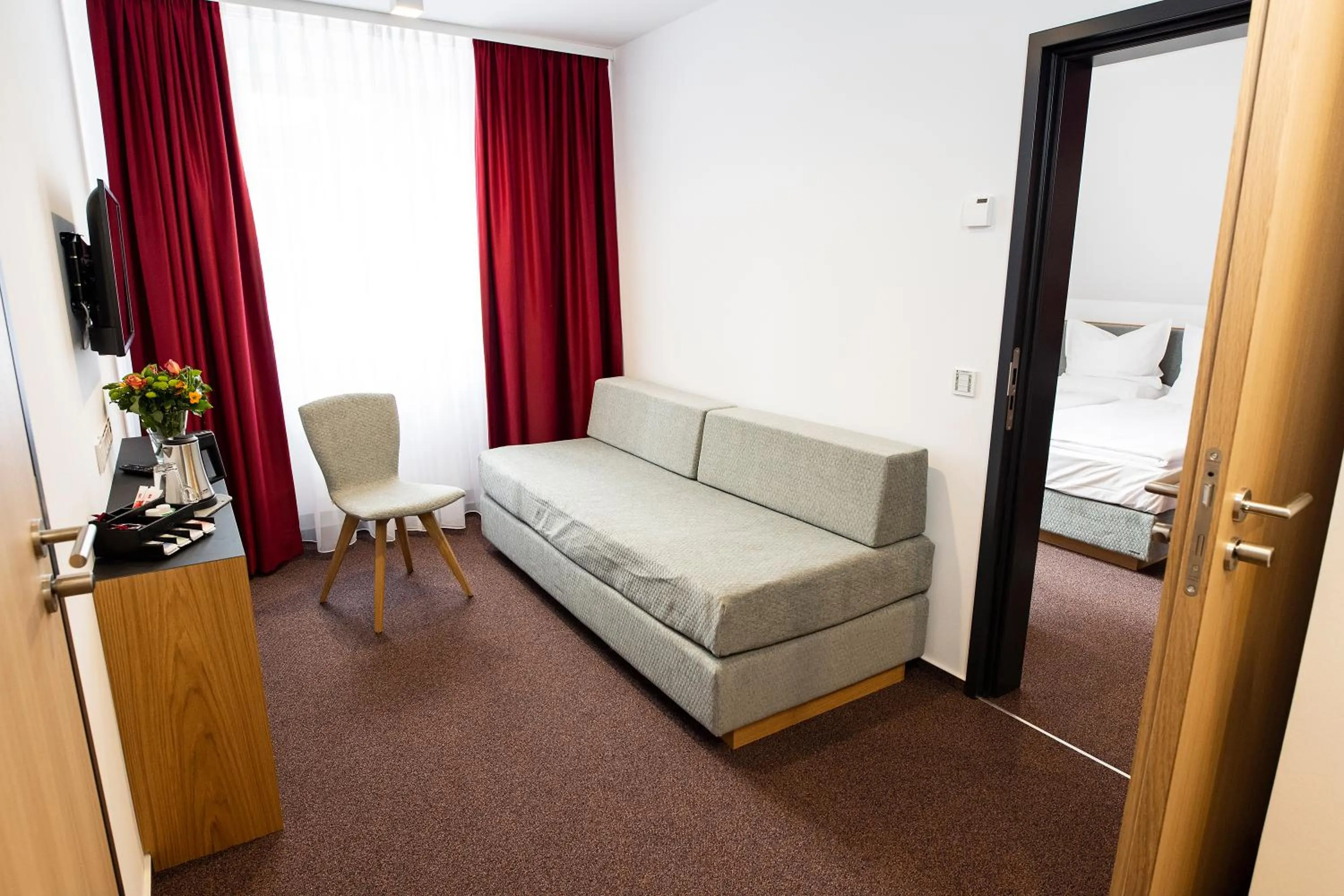 Living room, Bed in Hotel Kloster Eberbach