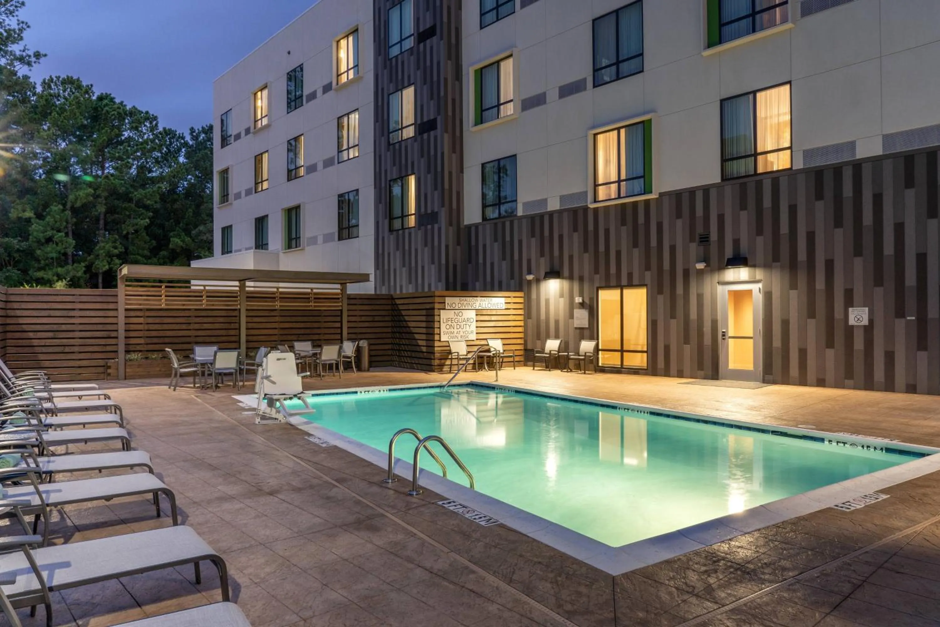 Swimming pool in Courtyard by Marriott Charleston-North Charleston