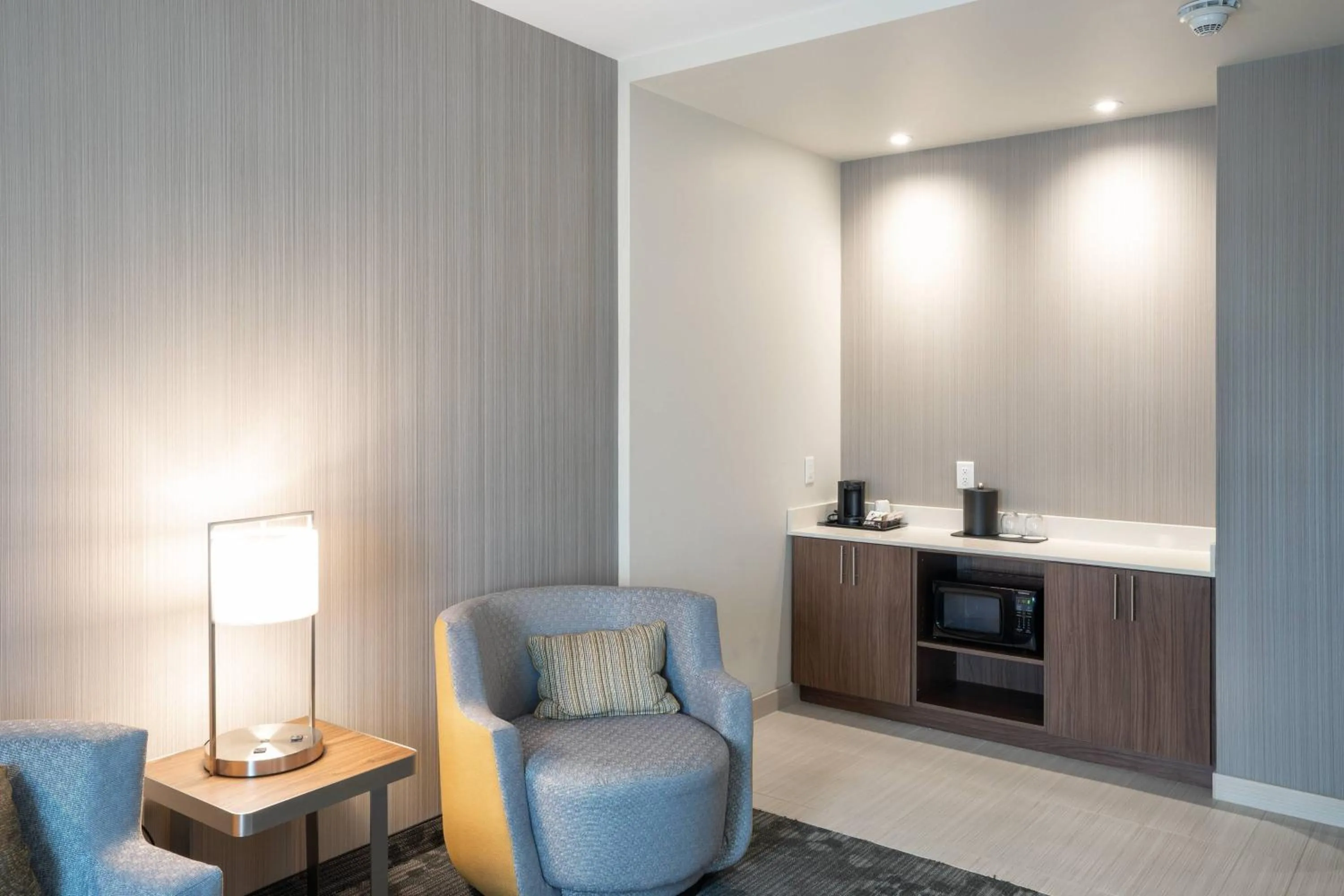 Lounge or bar in Courtyard by Marriott Charleston-North Charleston