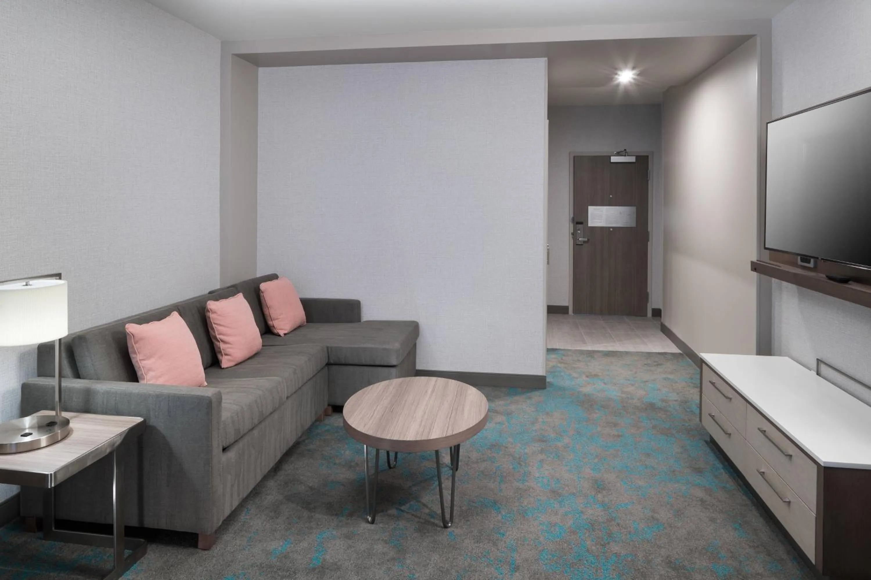Living room in Courtyard by Marriott Houston Heights/I-10
