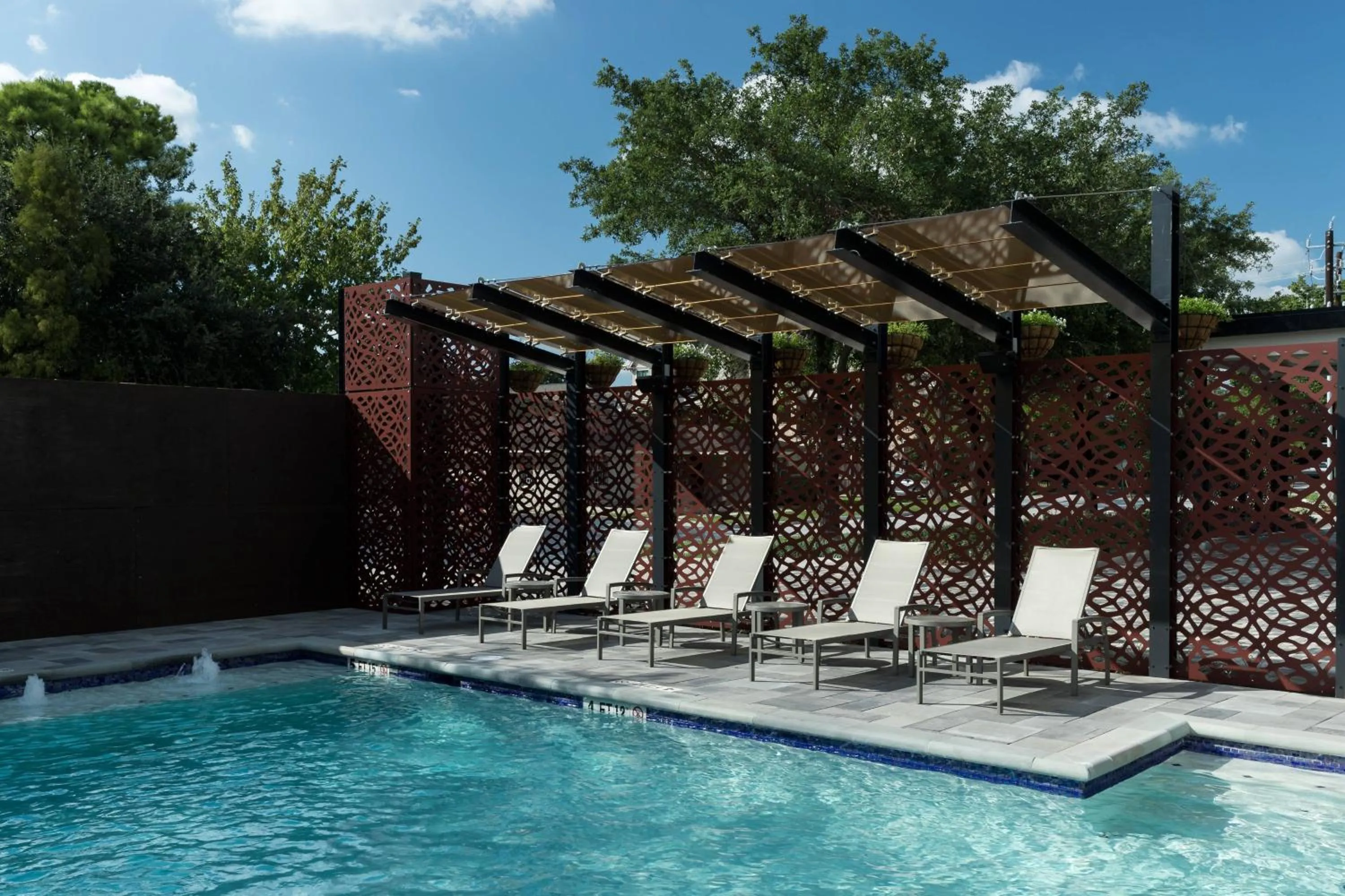 Swimming pool in Courtyard by Marriott Houston Heights/I-10