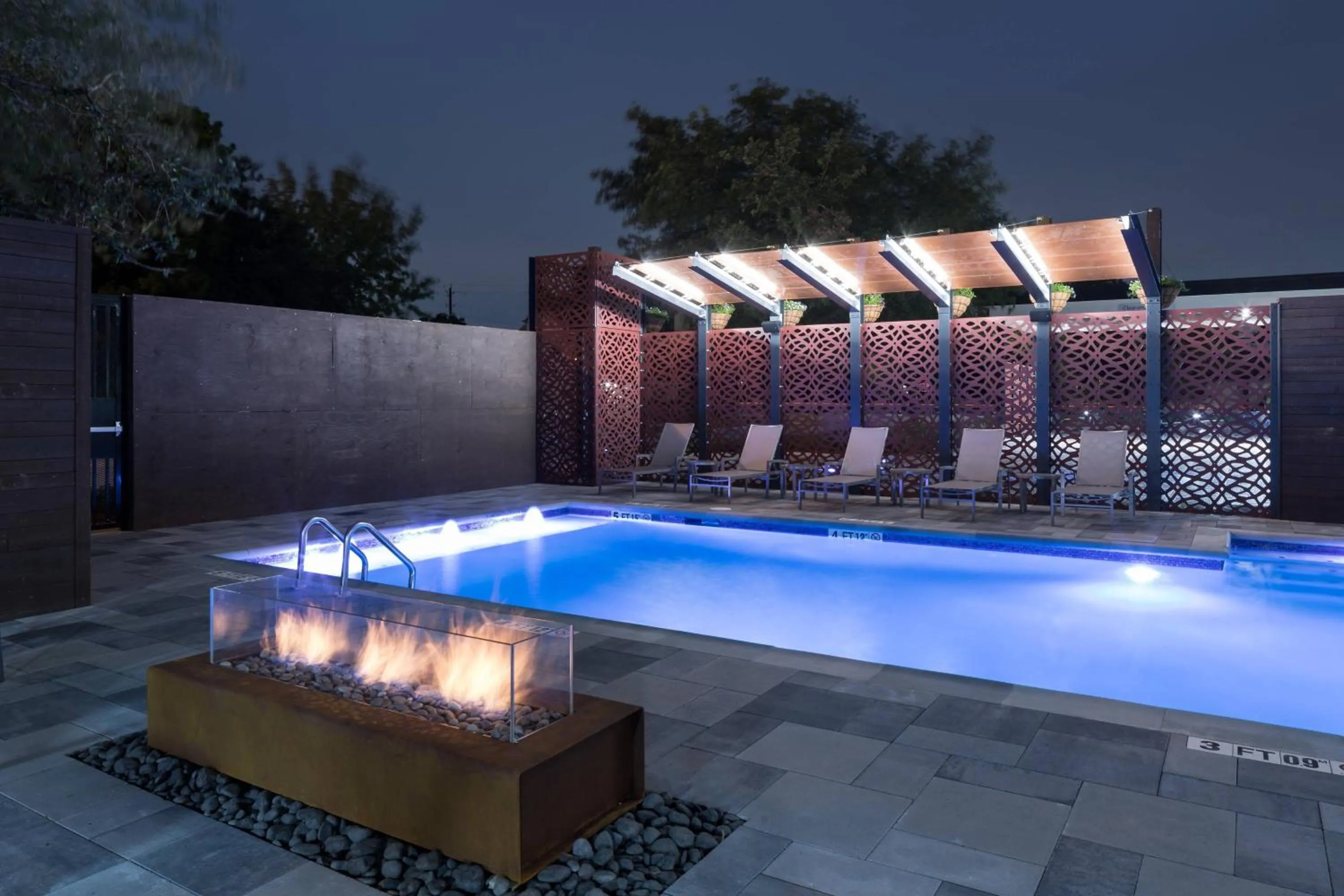 Swimming pool in Courtyard by Marriott Houston Heights/I-10