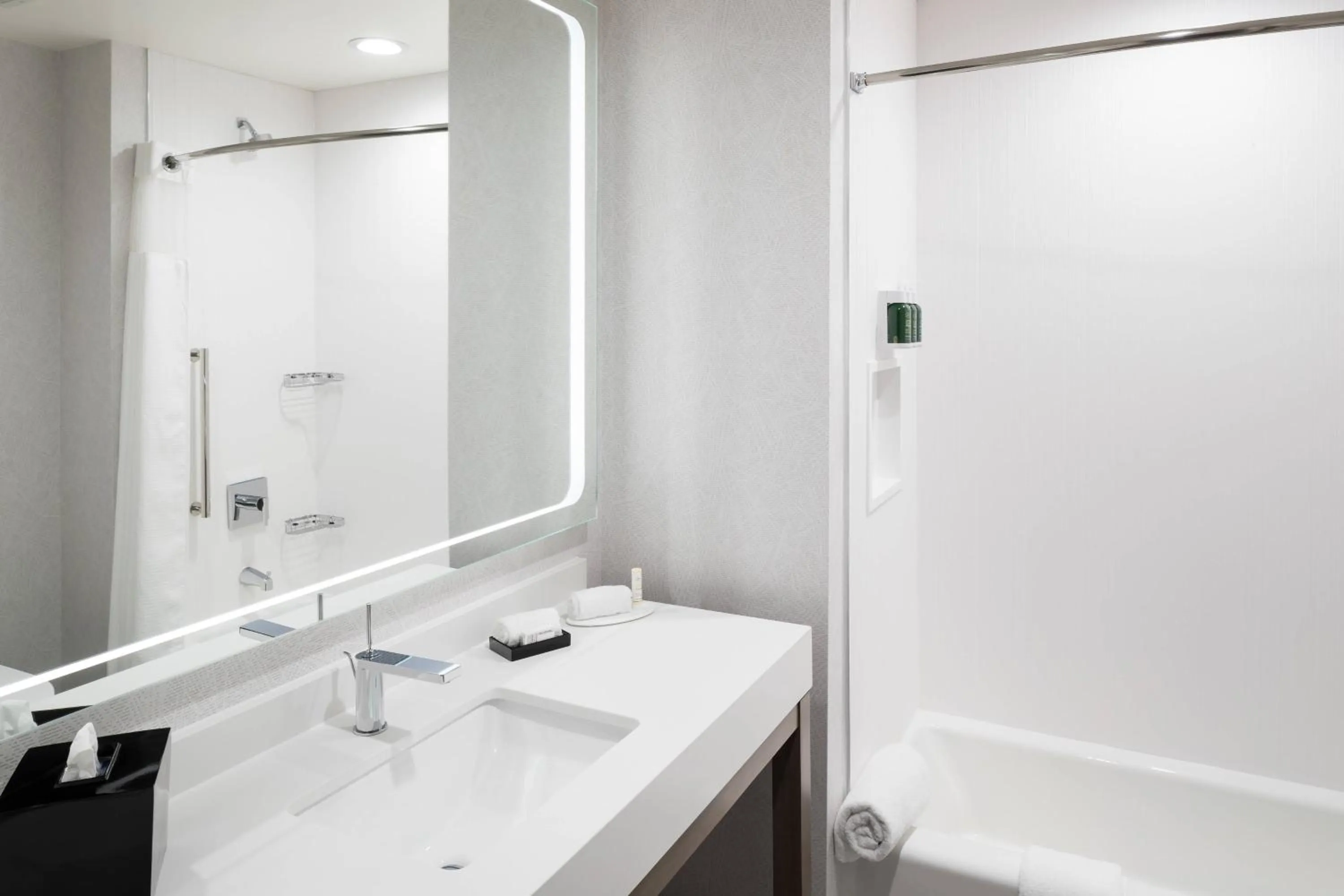 Bathroom in Courtyard by Marriott Houston Heights/I-10