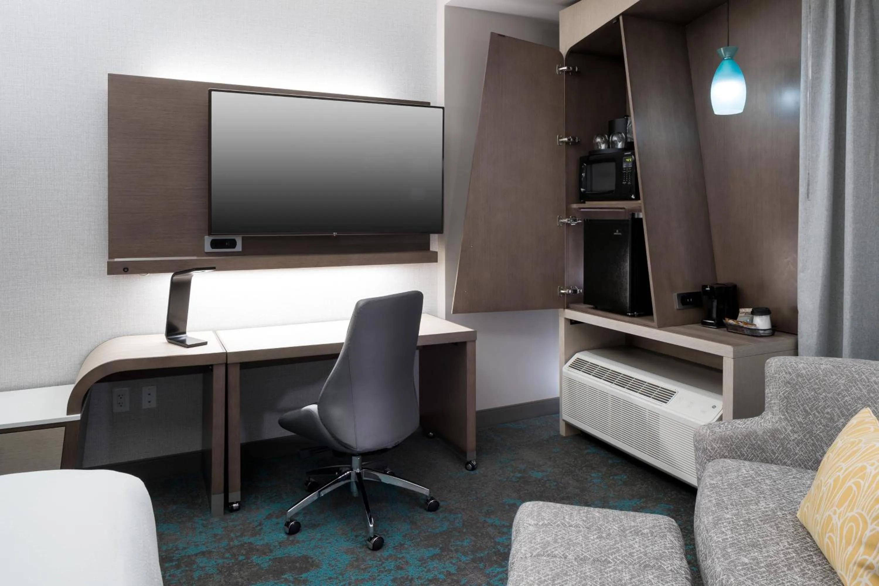 Photo of the whole room in Courtyard by Marriott Houston Heights/I-10