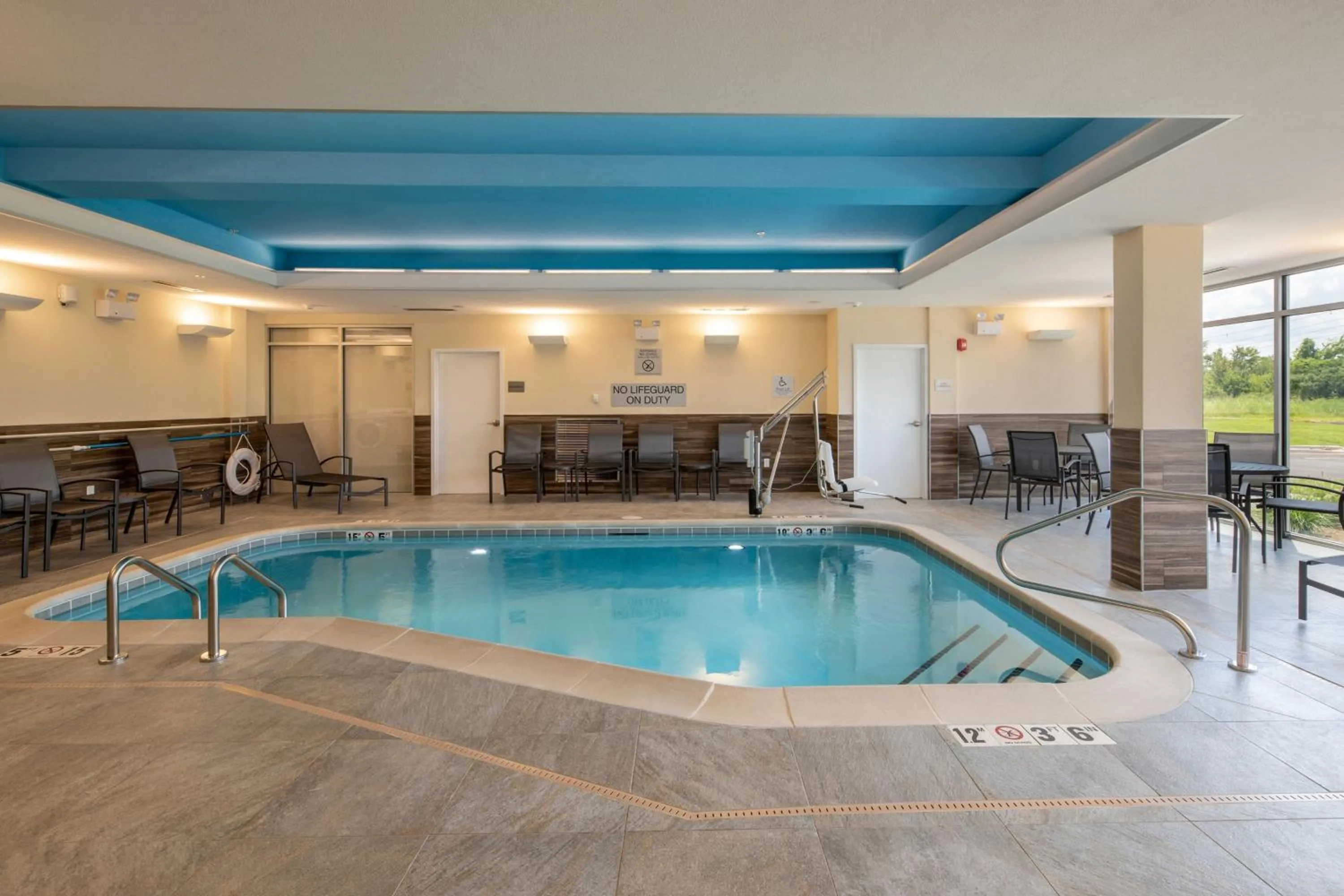 Swimming pool in Fairfield Inn & Suites by Marriott Little Rock Airport