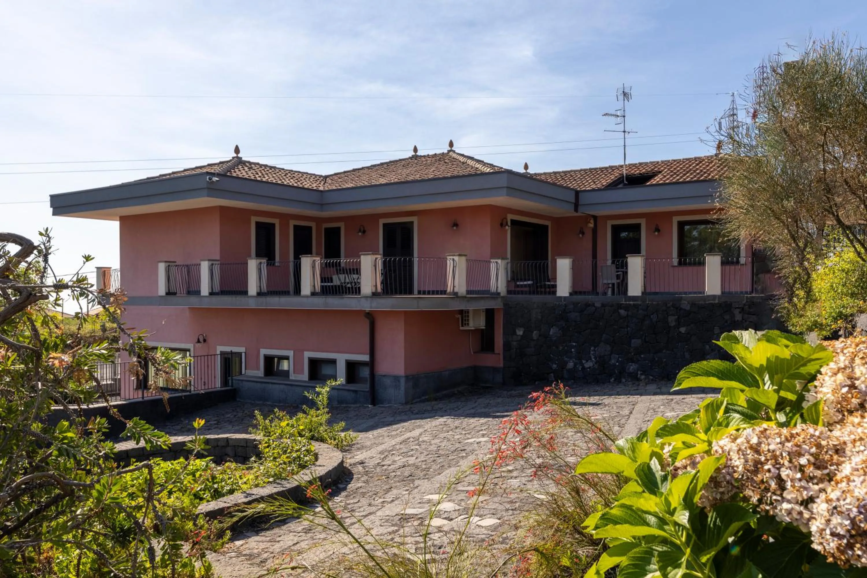 Property building in Villa Vulcano, tra l'Etna e il mare