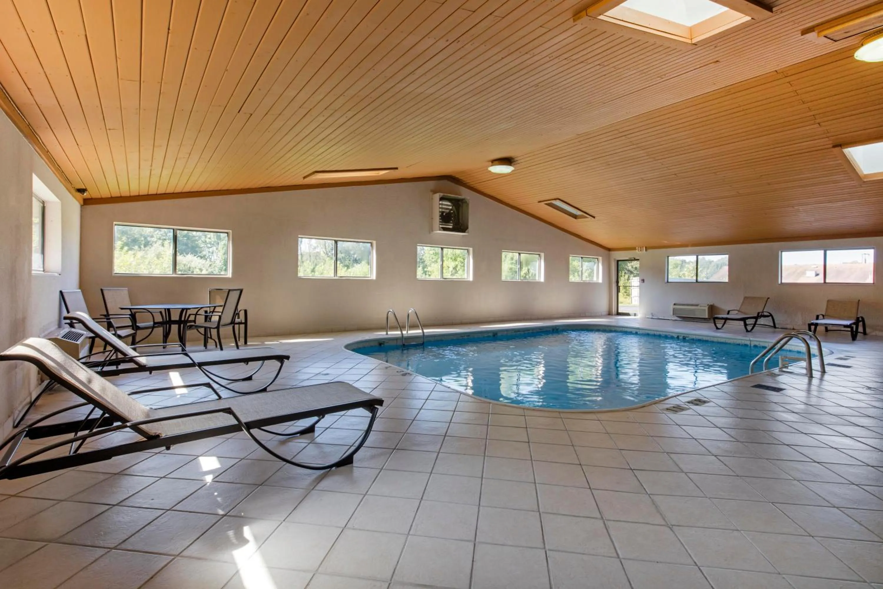 Swimming pool in Quality Inn & Suites Metropolis I-24