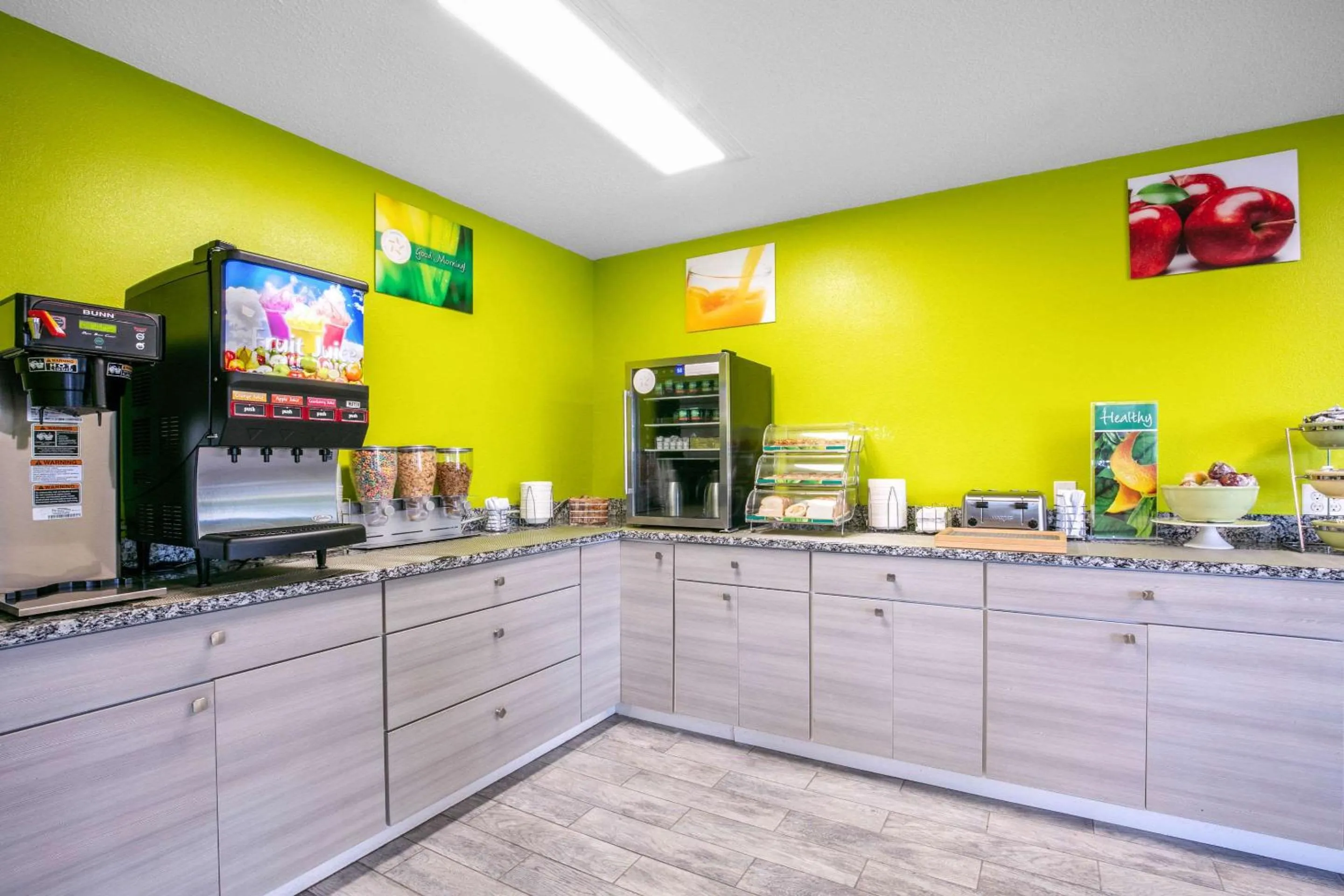 Breakfast in Quality Inn & Suites Metropolis I-24