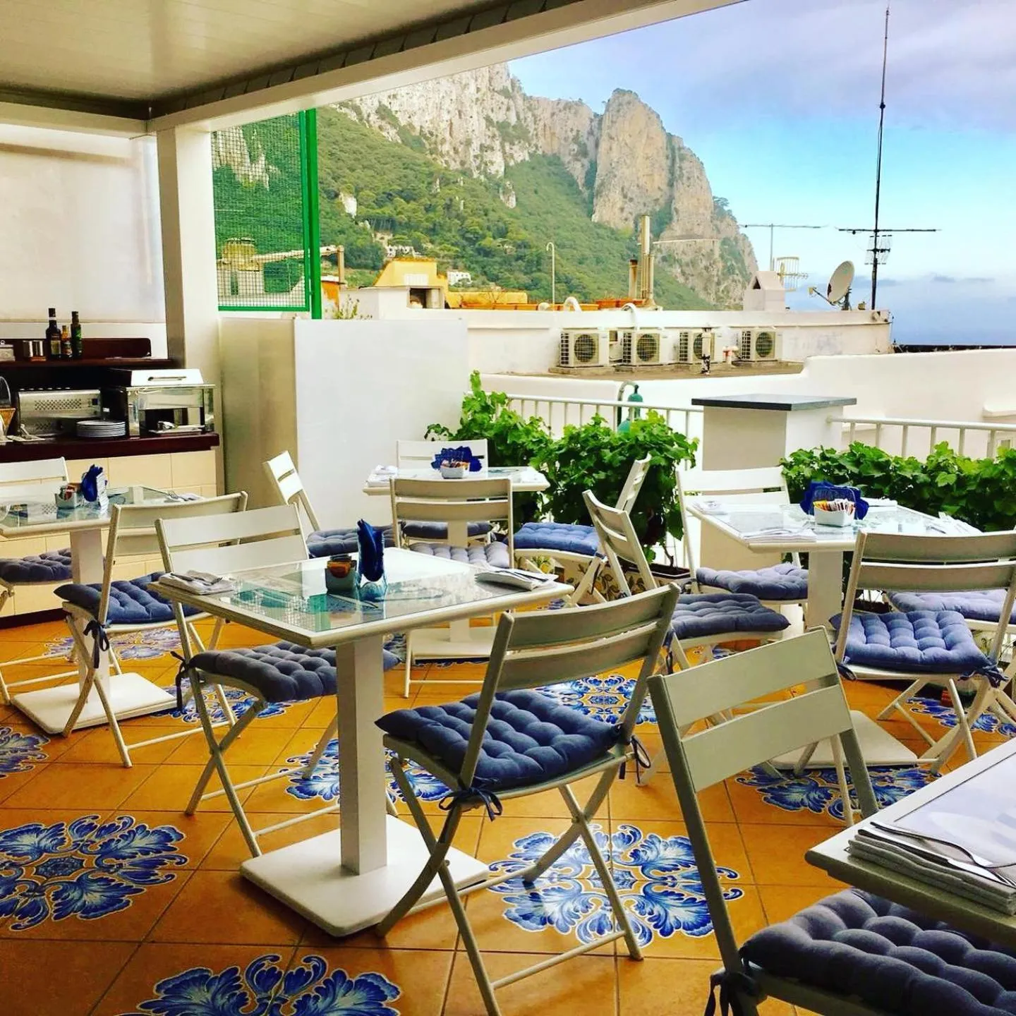 Buffet breakfast in Piazzetta Diefenbach