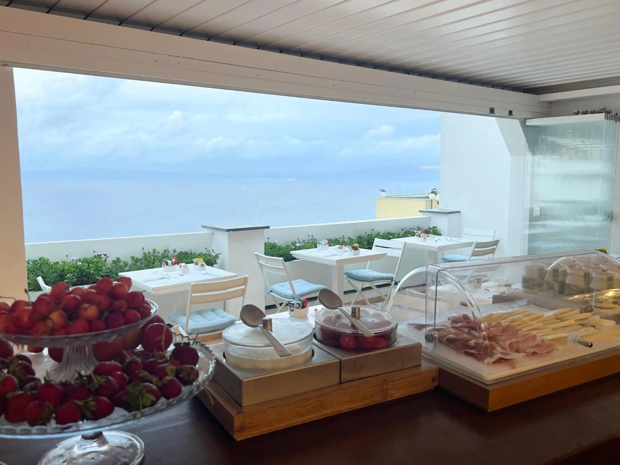 Breakfast in Piazzetta Diefenbach