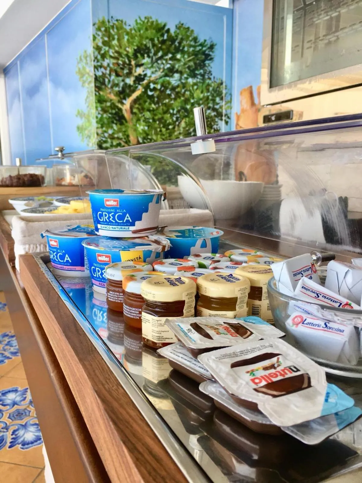 Buffet breakfast in Piazzetta Diefenbach