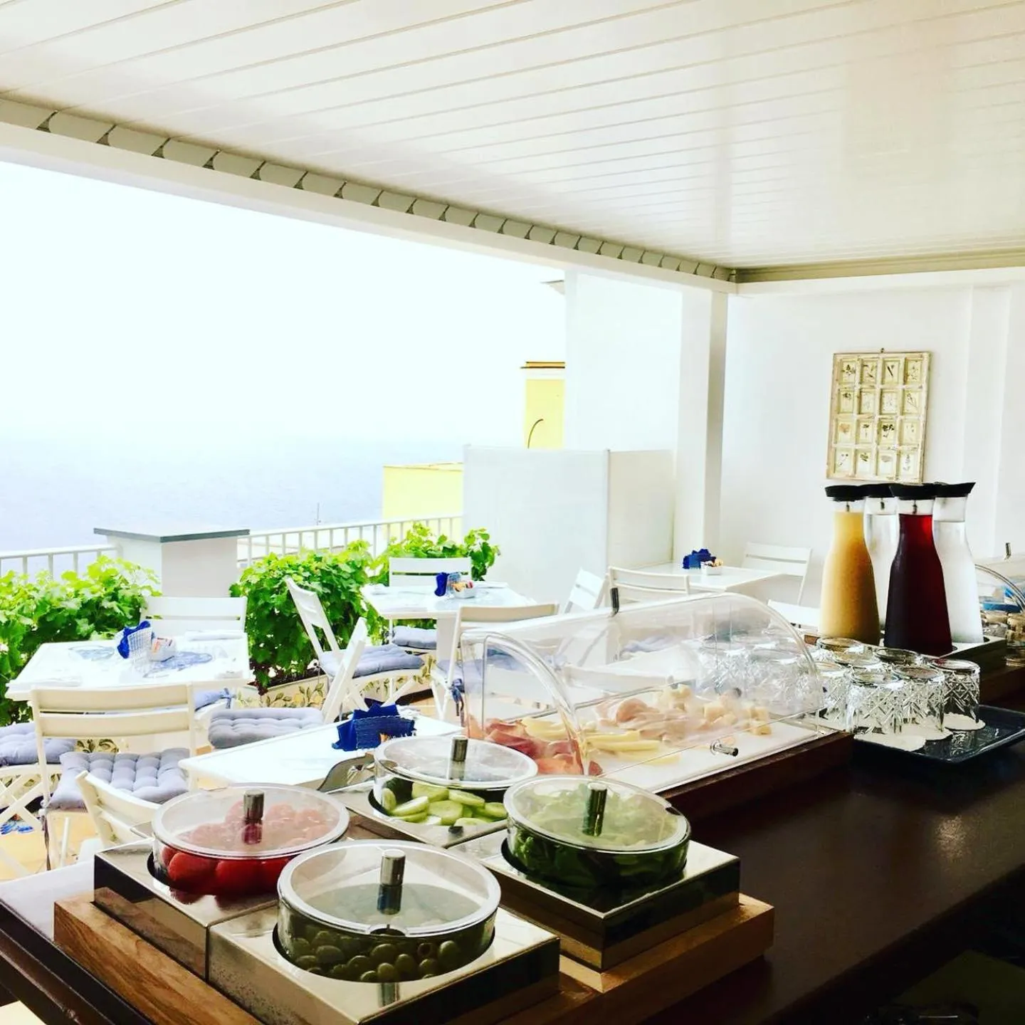 Buffet breakfast in Piazzetta Diefenbach