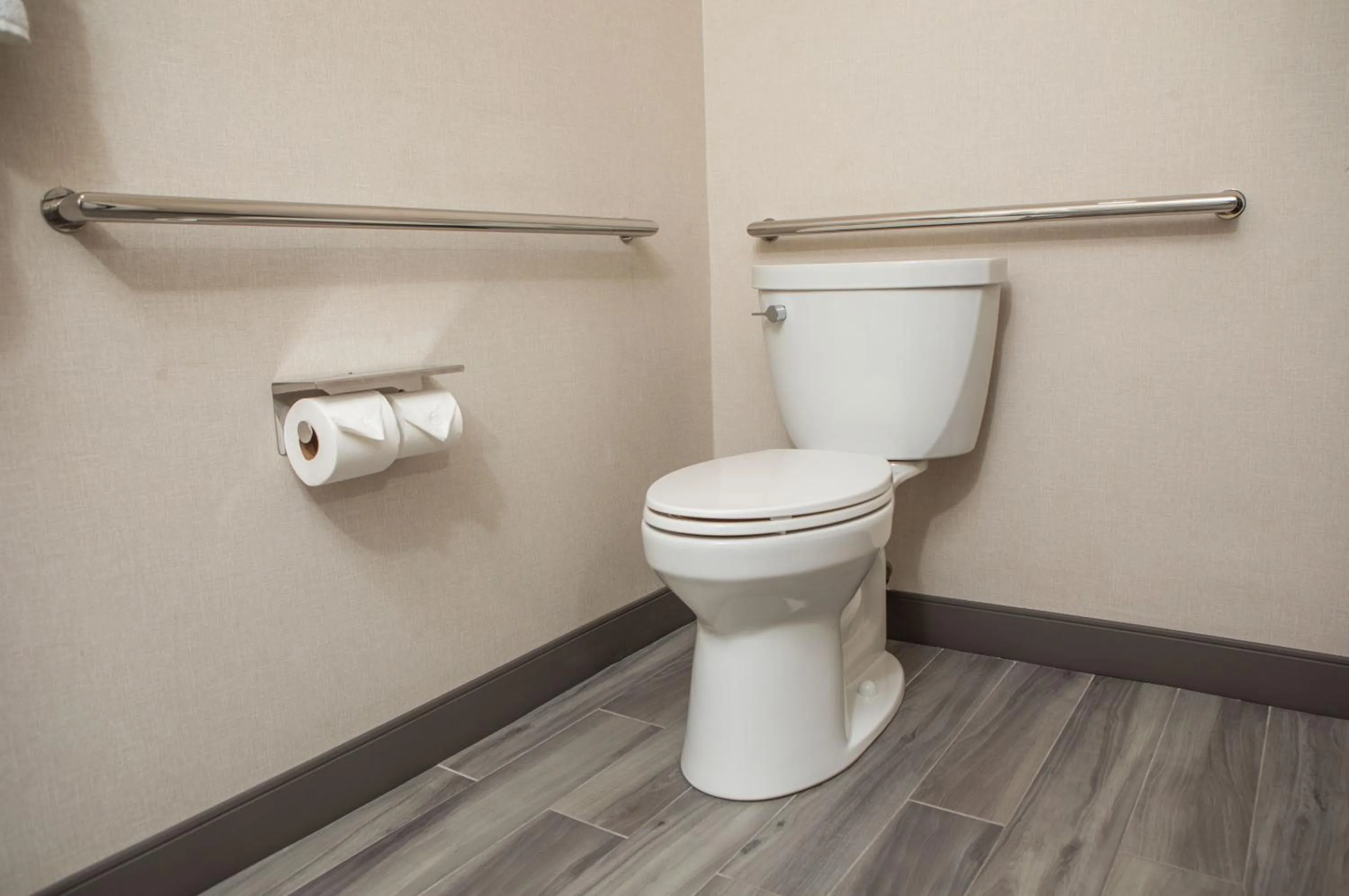 Toilet in Kiota Inn & Event Center Sutter Creek, an Ascend Collection Hotel