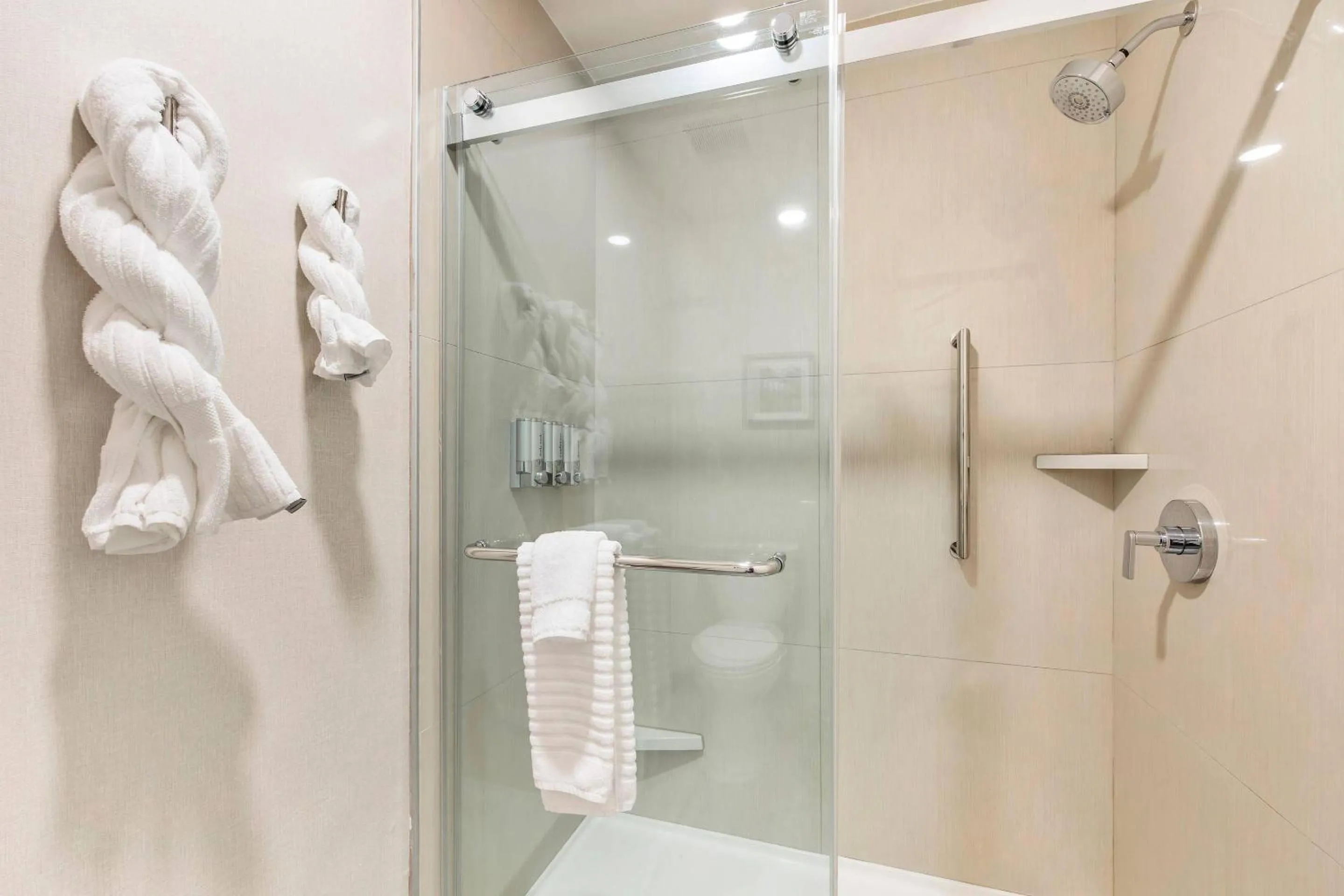 Bedroom in Kiota Inn & Event Center Sutter Creek, an Ascend Collection Hotel