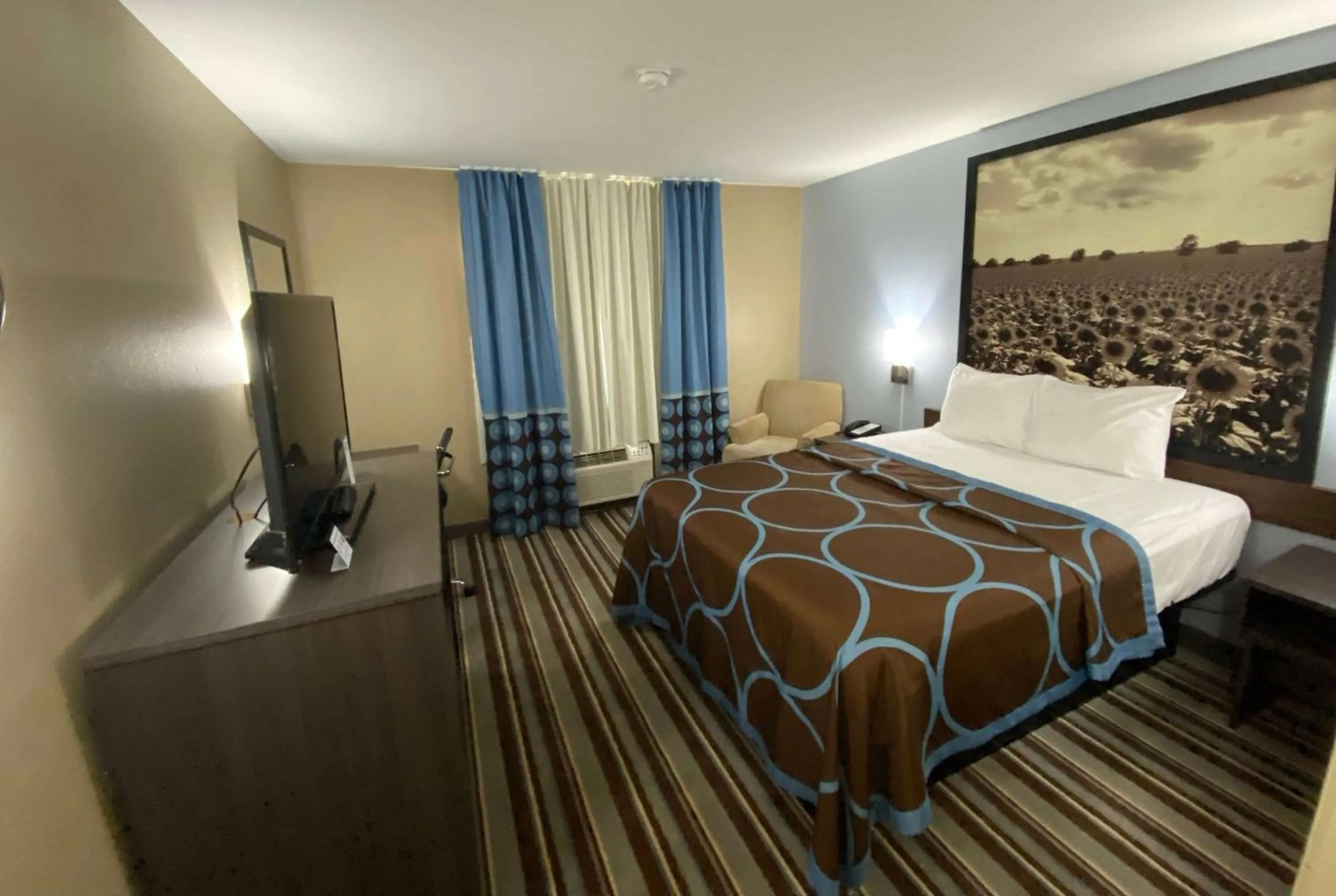 Photo of the whole room, Bed in Super 8 by Wyndham Independence KS