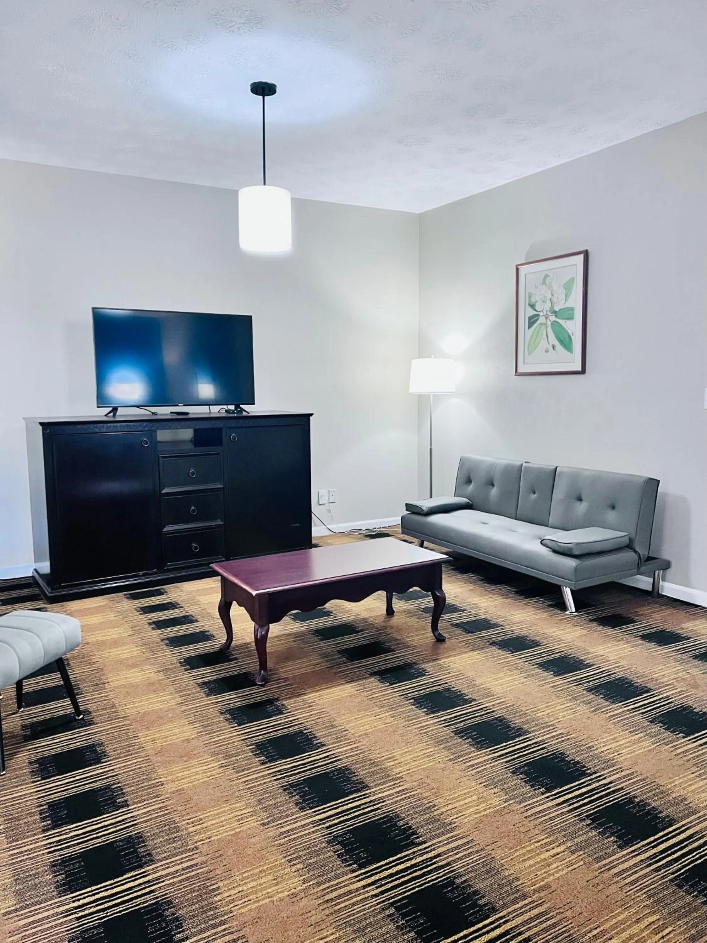Living room, TV/Entertainment Center in Knights Inn Dillard