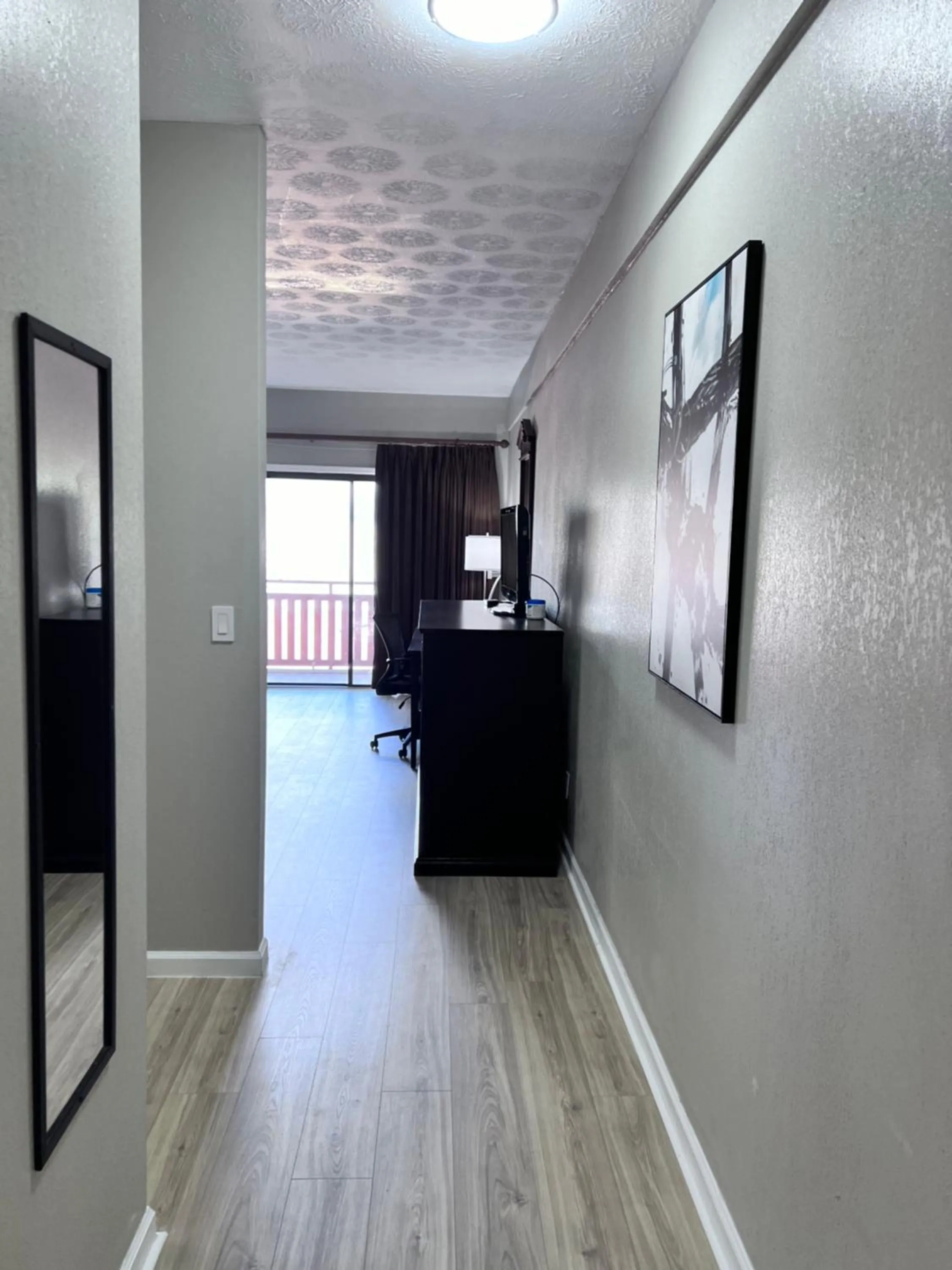 Living room, TV/Entertainment Center in Knights Inn Dillard