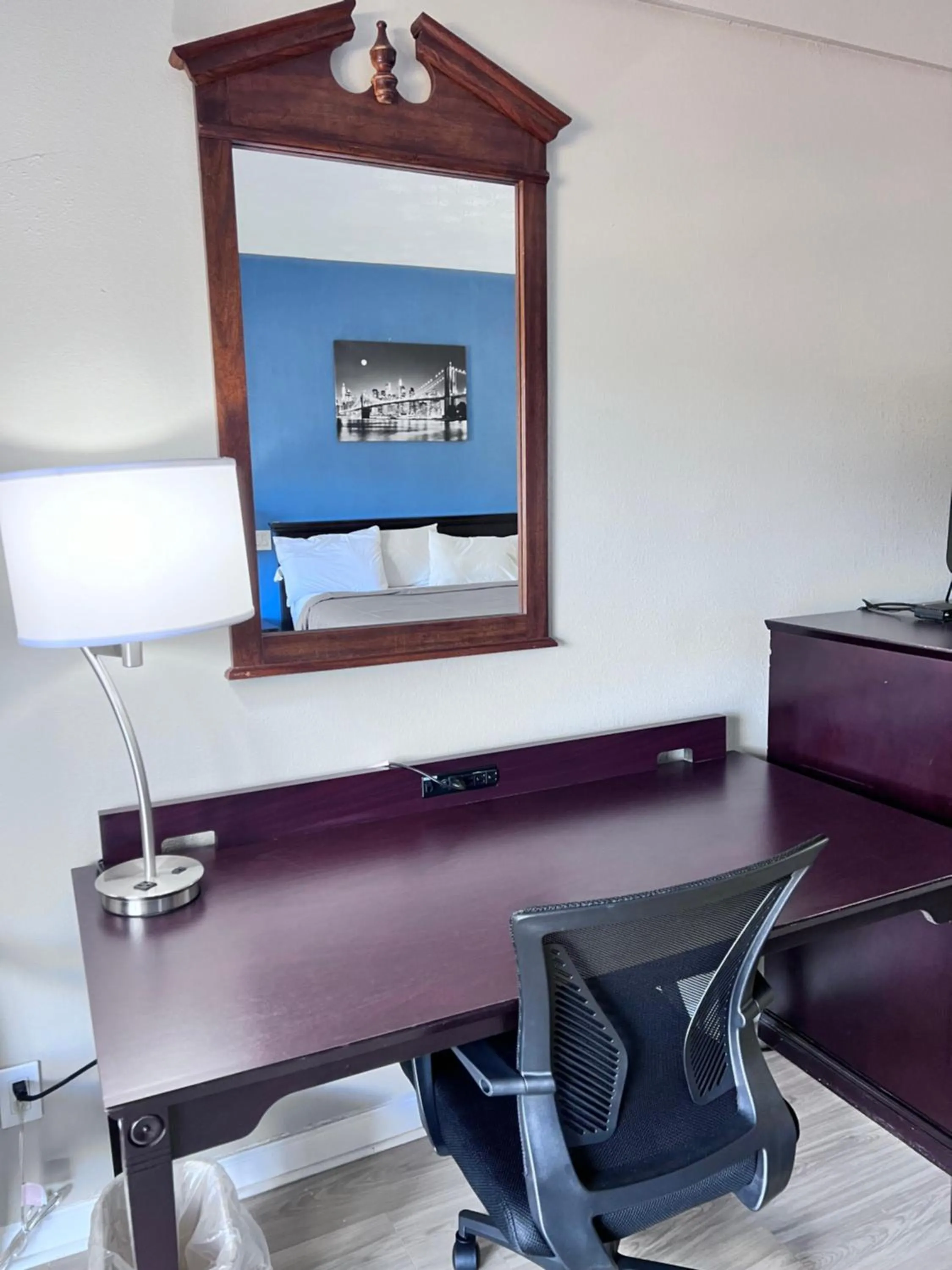 Living room, TV/Entertainment Center in Knights Inn Dillard