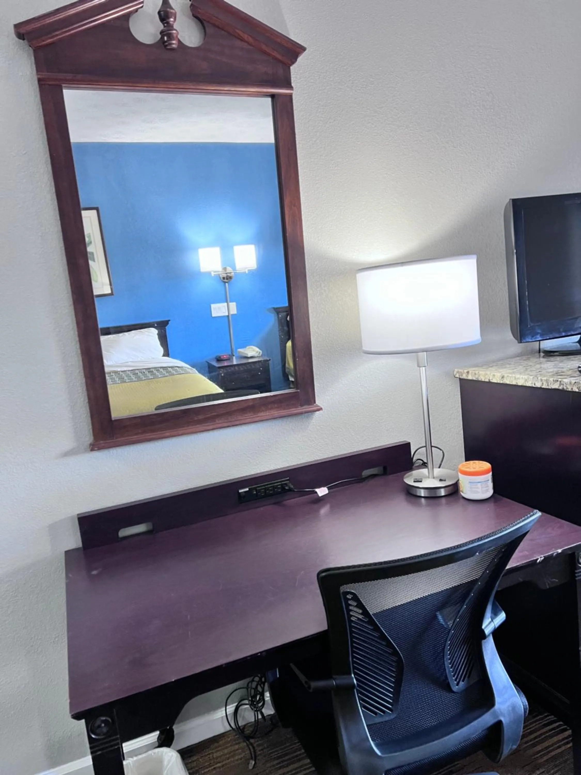 Living room, TV/Entertainment Center in Knights Inn Dillard