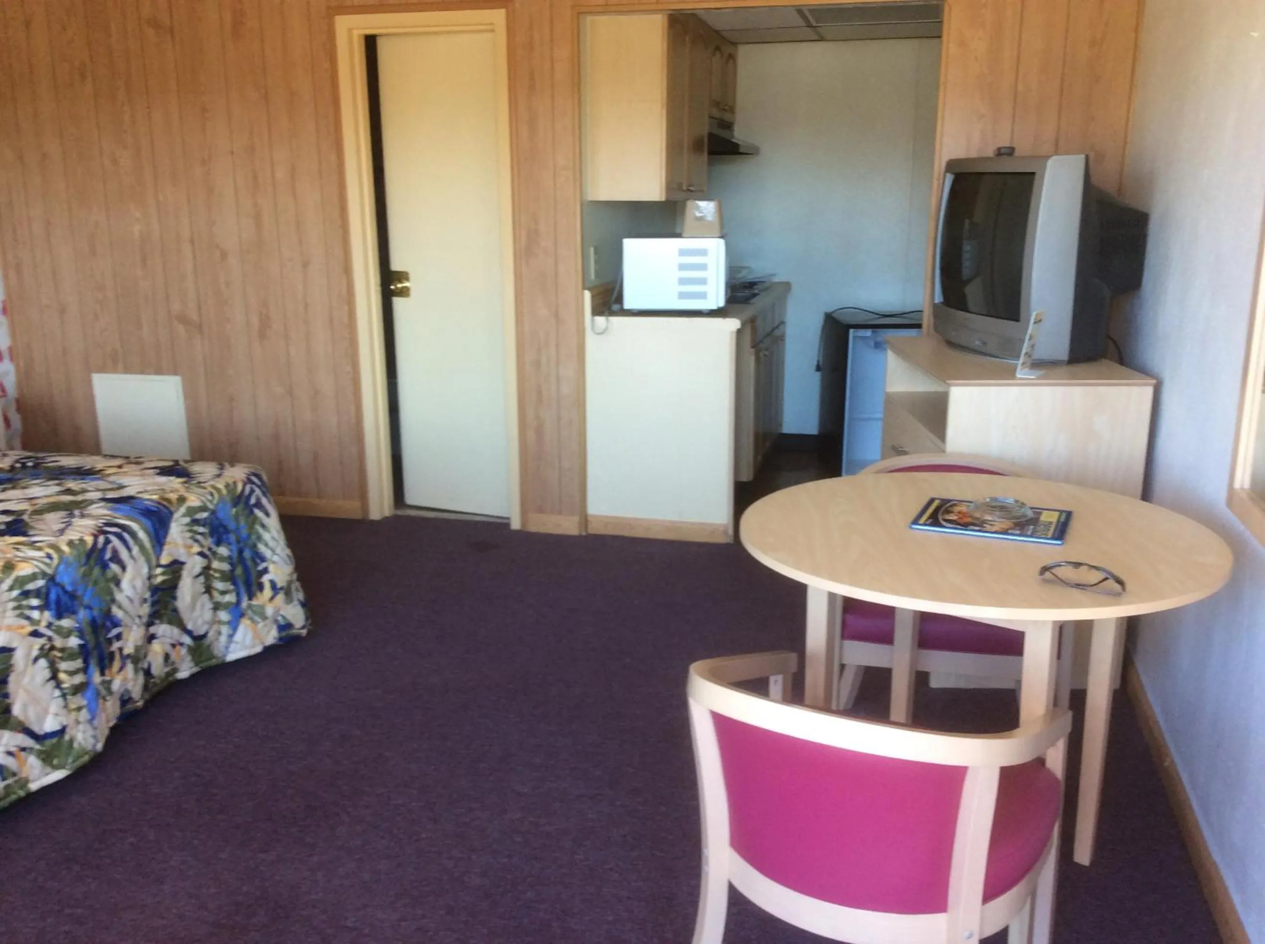 Facade/entrance, Bed in MacThrift Motor Inn