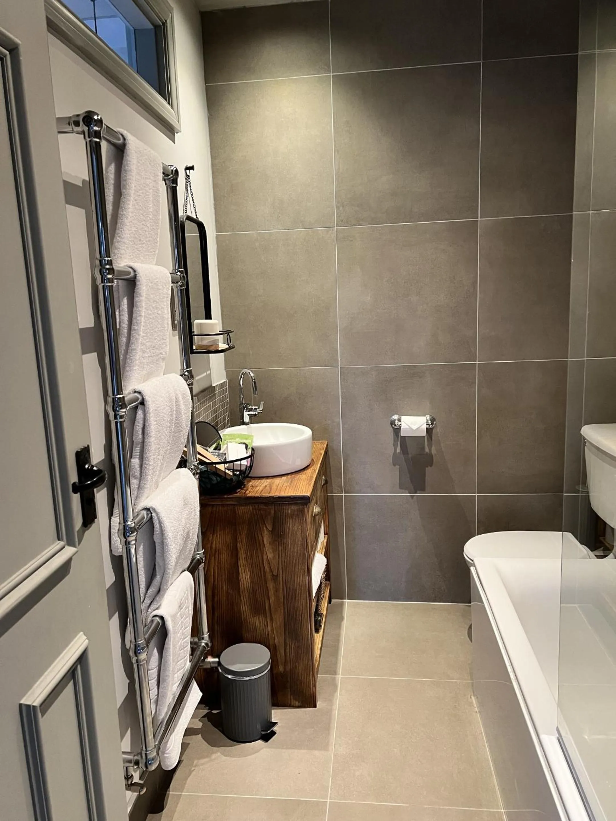 Bedroom in Devonshire Arms