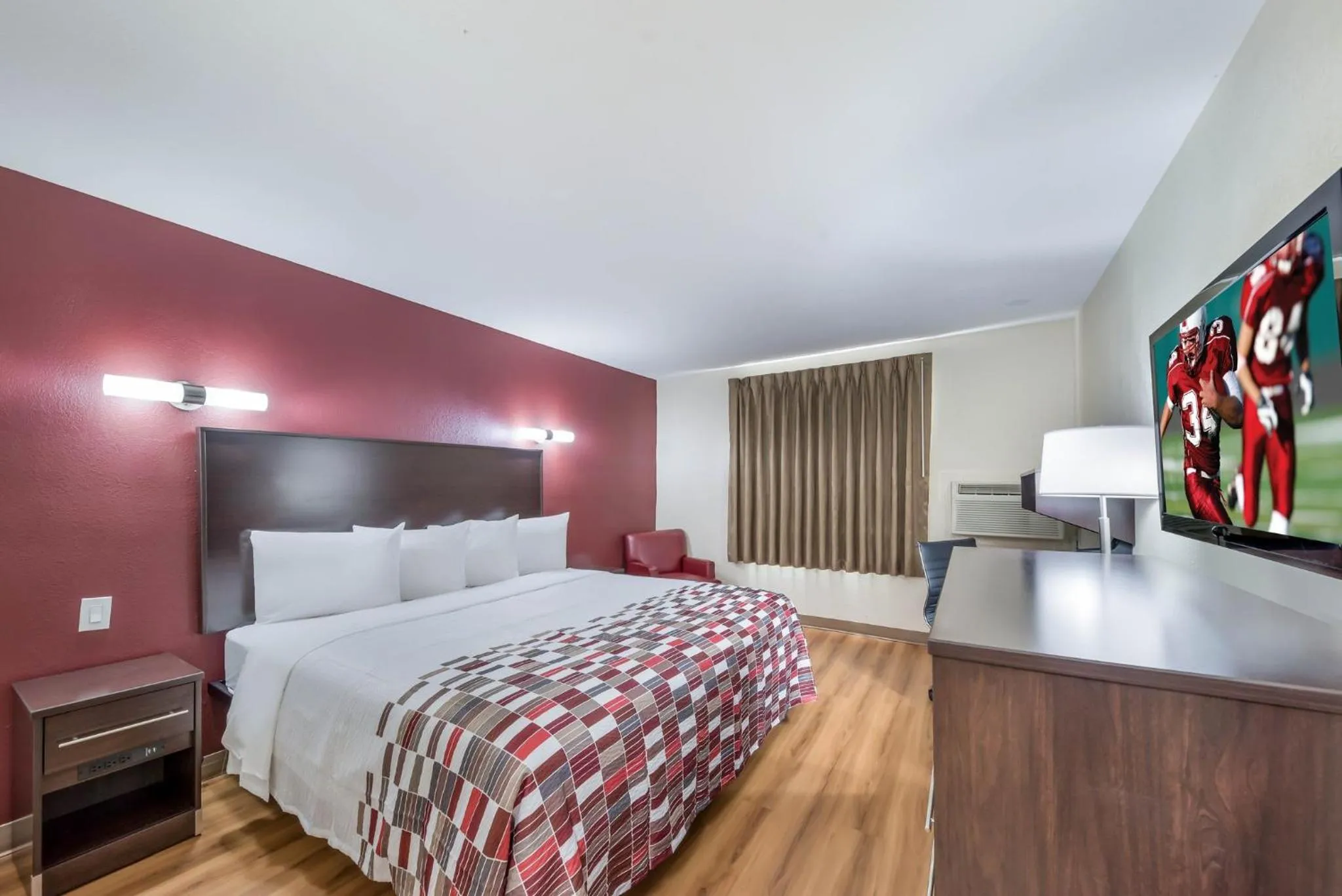 Photo of the whole room, Bed in Red Roof Inn & Suites Denton