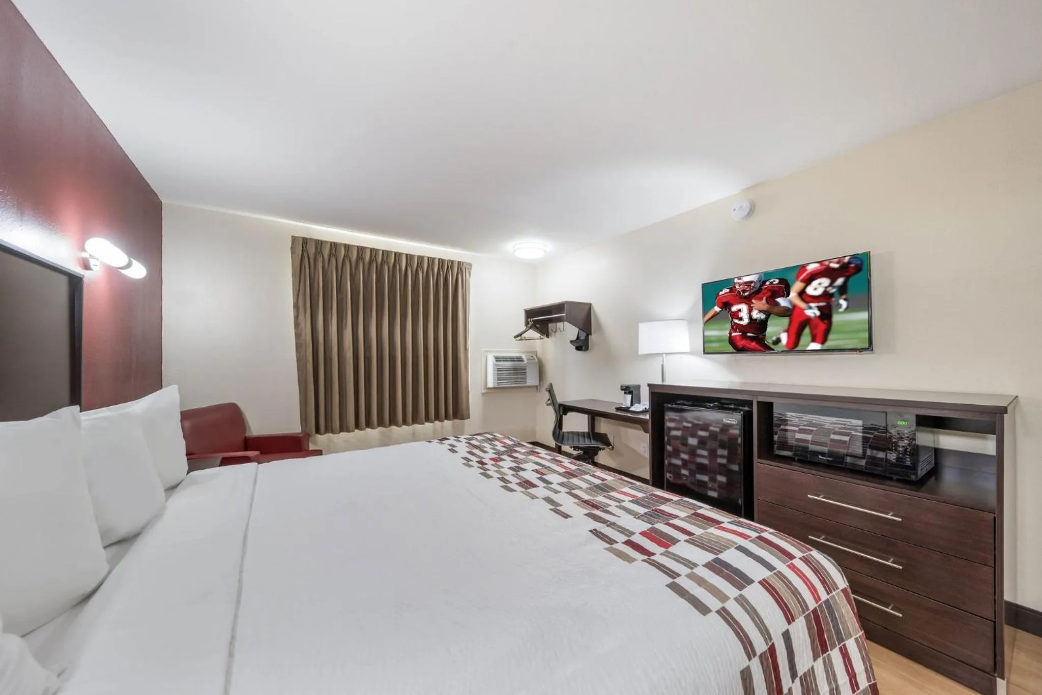 Photo of the whole room, Bed in Red Roof Inn & Suites Denton